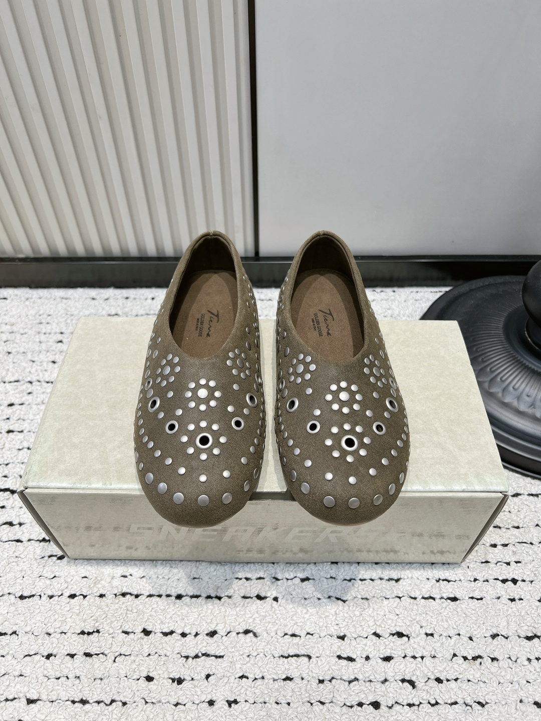 NO:921419,GGDB Retro Birkenstock Shoes Women's All-Inclusive Lazy Slip-on Round Toe Shoes 26ss The most recent natal shoe is this all-inclusive Birkenstock!  The round toe shape is very tolerant and does not squeeze the toes. The all-inclusive design can also protect the heels, which is just right for autumn and winter wear. The slip-on design is good news for lazy people ~ the flat bottom is soft on the feet, and the feet will not be tired after walking for a long time. Paired with wide-leg jeans, skirts, and windbreakers, it will create a full atmosphere and directly capture the sense of relaxation. It is suitable for daily commuting and shopping. It is versatile and durable!  ■Cow leather upper ■Sheepskin lining ■TPU sole ■size35-39 (40 custom made, non-returnable), single shoes, skirts, jeans, sheepskin19860909GGDB复古勃肯鞋女全包款懒人一脚蹬圆头单鞋26ss 近期本命单鞋非这双全包勃肯莫属！ 圆头版型包容性很强,不挤脚趾,全包设计还能护住脚后跟,秋冬穿刚刚好. 一脚蹬设计,懒人福音～平底上脚软软的,走路久了也不累脚. 搭配阔腿牛仔裤、半身裙、风衣都氛围感拉满,松弛感直接拿捏住,日常通勤、逛街都合适,百搭又耐看！ ■鞋面牛猄 ■内里羊皮 ■鞋底TPU ■size35-39（40定做不退换）,单鞋,skirts,jeans,sheepskin,Women's Shoes