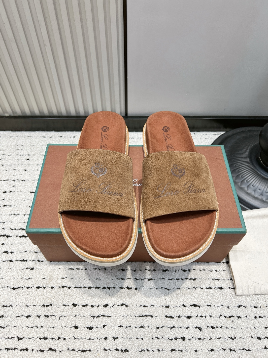 NO:921415,Loro Piana Birkenstock Sandals 26ss LP, the popular spring and summer slippers, are available at the counter simultaneously. The uppers are imported cowhide fabrics from Italy and are made of high-quality splicing technology. The original soles are specially provided by the original factory. The exclusive molded soles are super comfortable. The original factory orders are high-quality. You can enter and exit the counter at will. Welcome to compare!  ■size39-44 (customized at 45.46), slippers, loro piana, loro piana, slippers, cowhide19860909Loro Piana 诺悠翩雅 勃肯凉拖26ss LP 炸街男神春夏拖鞋新品专柜同步,鞋面意大利进口牛皮面料,高品质拼接工艺 原厂特供原版底,独家活动成型底超级舒适,原厂跟单货,高品质,可随意进出专柜,欢迎对比！ ■size39-44（45.46定做）,拖鞋,loro piana,loro piana,slippers,cowhide,Women's Shoes