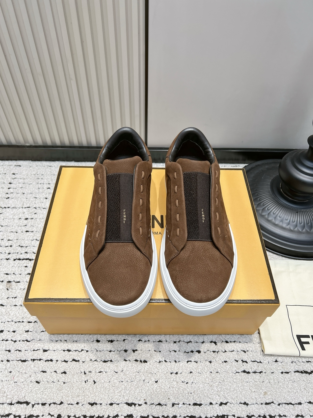 NO:921410,Men's Fendi 26/Early Autumn New Style Flat Bottom Round Toe Sneakers Casual Sneakers Fendi 26 casual sneakers are made of high-quality cowhide, with smooth and delicate uppers, and fabric splicing, with a full sense of layering. The rubber soles are non-slip and super comfortable for daily wear. Simple shoe shape + brand logo, low-key yet recognizable, versatile for leisure or commuting!  The shoe box is classic yellow, the quality is online, and it is great for gifting and personal use. ■Size 39-47 (45.46.47 custom-made, non-returnable), casual shoes/sports shoes, fendi, sneakers, cowhide19860909男款 Fendi 26/早秋新款 平底 圆头运动鞋 休闲板鞋 Fendi 26休闲板鞋运动鞋,选用优质牛皮,鞋面光滑细腻,搭配织物拼接,层次感满满. 橡胶鞋底防滑,日常穿着超舒适.简约鞋型+品牌标识,低调又有辨识度,百搭休闲或通勤都OK！鞋盒是经典黄色,质感在线,送礼自用都很赞. ■Size 39-47（45.46.47定做不退换）,休闲鞋/运动鞋,fendi,sneakers,cowhide,Women's Shoes