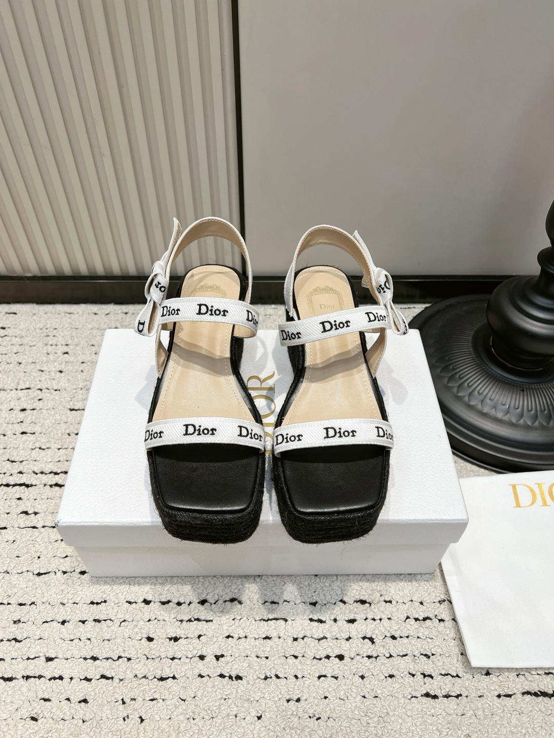 NO:921405,Dior Dior's new summer thick-soled sandals 26ss, the classic flying webbing logo is super recognizable!  The Chaizi Lehou water table increases height and slims down, and can be easily used for daily commuting or banquets. It is both fashionable and practical, and is a versatile artifact for exquisite girls!  ■Leather upper with webbing ■Sheepskin for foot pads ■Thick rubber foam outsole with hemp rope edge ■size 35-40 (40 is custom-made and non-returnable), slippers and sandals, dior, dior, sandals, slippers, sheepskin19860909Dior 迪奥 夏季新款厚底凉鞋26ss  经典飞织带标志超有辨识度！矮子乐厚水台增高显瘦,日常通勤或宴会都能轻松驾驭 时尚与实用兼备,是精致女孩的百搭神器！ ■鞋面皮面加织带 ■垫脚羊皮 ■大底麻绳包边厚橡胶发泡底 ■size35-40（40定做不退换）,拖鞋凉鞋,dior,dior,sandals,slippers,sheepskin,Women's Shoes