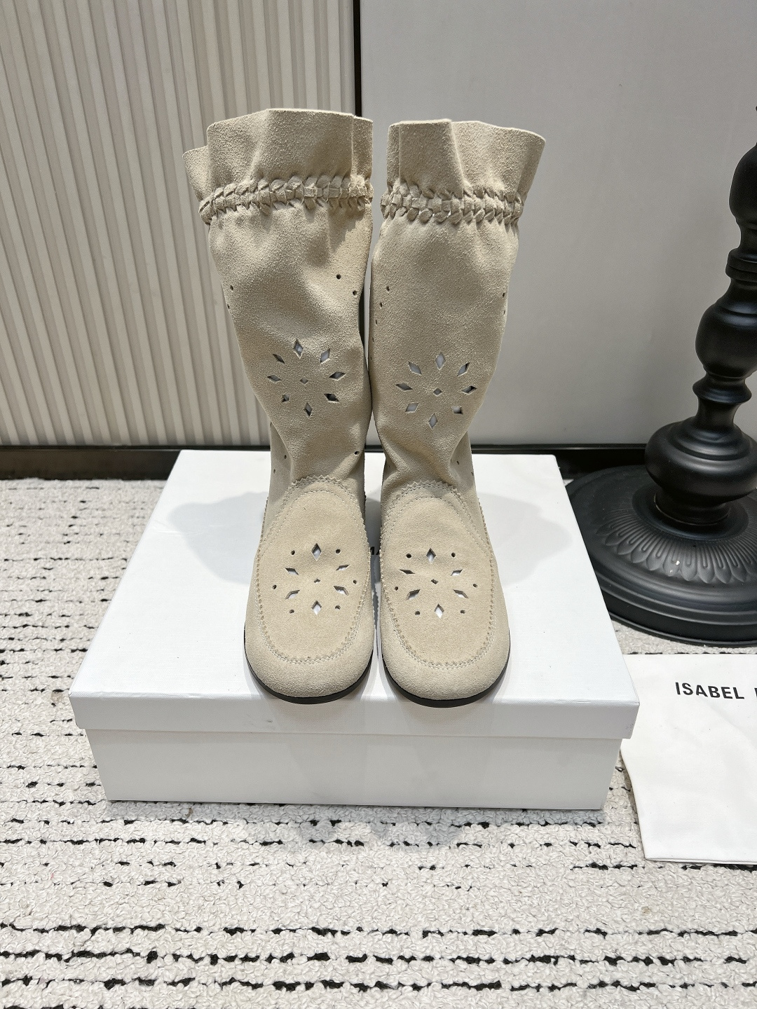 NO:921401,Isabel Maran*26ss summer new bohemian hollow tassel flat mid-calf boots have a relaxed retro literary atmosphere. The whole-body carved hollow design is matched with hand-woven binding, and the side draping tassels sway gently in the wind. The wilderness and casual temperament are natural, far away from the hustle and bustle of the city, showing a lazy style.  It is very suitable for daily matching with cotton and linen dresses, wide-leg casual pants, and denim straight pants. It is casual and easy to wear alone in spring and autumn, and there is no pressure to wear thick socks in autumn and winter. It can be used for travel, vacation, and daily commuting. ■Cow leather upper/cow suede ■Cow leather lining ■Original molded outsole19860909Isabel Maran*26ss夏季新款波西米亚镂空流苏平底中筒靴 自带松弛复古文艺氛围感,通体雕花镂空设计搭配手工编织包边,侧边垂坠流苏随风轻晃,旷野随性气质浑然天成,远离都市喧嚣,尽显慵懒格调. 日常搭配棉麻连衣裙、阔腿休闲裤、牛仔直筒裤都十分适配,春秋单穿随性洒脱,秋冬搭配厚袜也毫无压力,出游、度假、日常通勤皆可驾驭. ■鞋面牛皮/牛反绒 ■内里牛皮 ■大底原版开模大底 ■size35-40码（40码定制不退换）,靴子,boots,skirts,cowhide,Women's Shoes