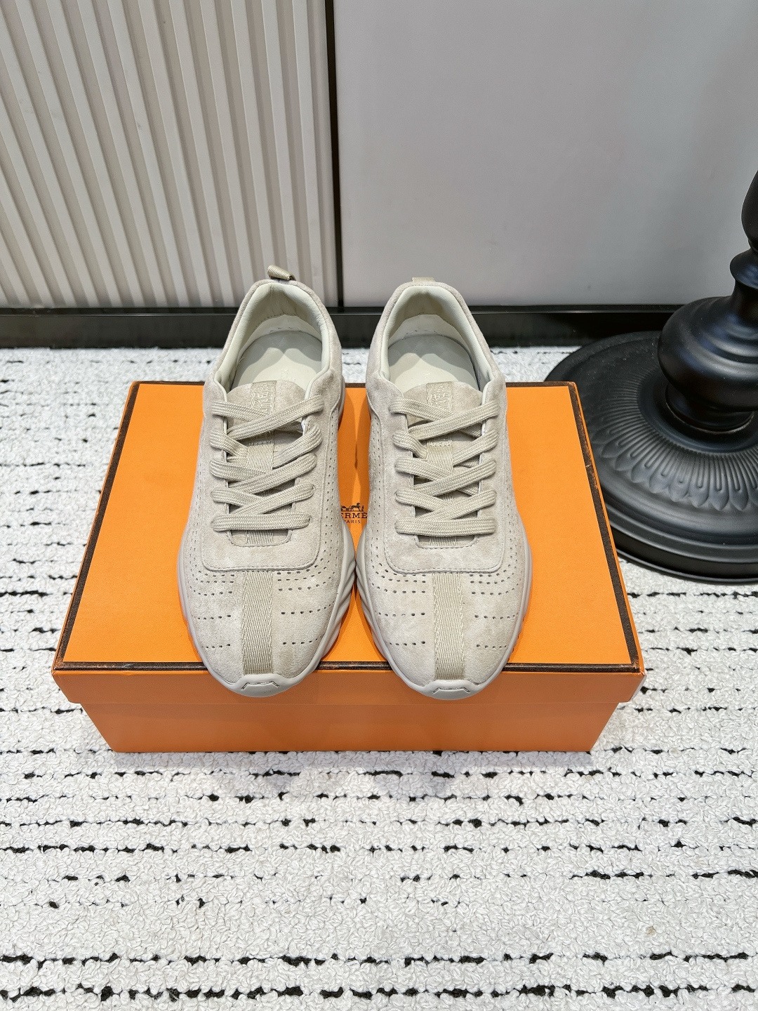 NO:921391,Men's size 10 Hermes full leather punched casual sneakers for couples 26ss. The high-end genuine leather sneakers are finally new. Made entirely of first-layer calfskin, the upper is hollowed out and punched. It is breathable and not stuffy, so you can wear it in spring and summer without any pressure~ Simple lace-up style, the details of the webbing in the middle of the shoe body are low-key and exquisite. Thick-soled non-slip soles, quietly increase the height, and are soft and elastic when walking without tiring the feet.  The color matching is versatile and you don’t have to choose any outfit. It is suitable for business commuting, daily outings, and jogging. It is calm and neat for boys, and the texture is straight forward, so you can keep it for yourself!  ■Cow leather upper ■Sheep leather lining ■size 35-45 (40 women and 45 men customized, non-returnable), casual shoes/sports shoes, hermes, hermes, sneakers, cowhide, sheepskin19860909男码10 爱马仕 Hermes 全皮冲孔休闲运动鞋情侣款26ss 高级感拉满的真皮运动鞋终于上新 整张头层小牛皮打造,鞋面镂空冲孔设计 透气不闷脚,春夏穿毫无压力～ 简约系带款式,鞋身中间织带细节低调精致 厚底防滑鞋底,悄悄增高,走路软弹不累脚 配色百搭不挑穿搭,商务通勤、日常出街、慢跑都适配 男生上脚沉稳利落,质感直接拉满,自留款！ ■鞋面牛皮 ■内里羊皮 ■size35-45（40女45男定做不退换）,休闲鞋/运动鞋,hermes,hermes,sneakers,cowhide,sheepskin,Women's Shoes