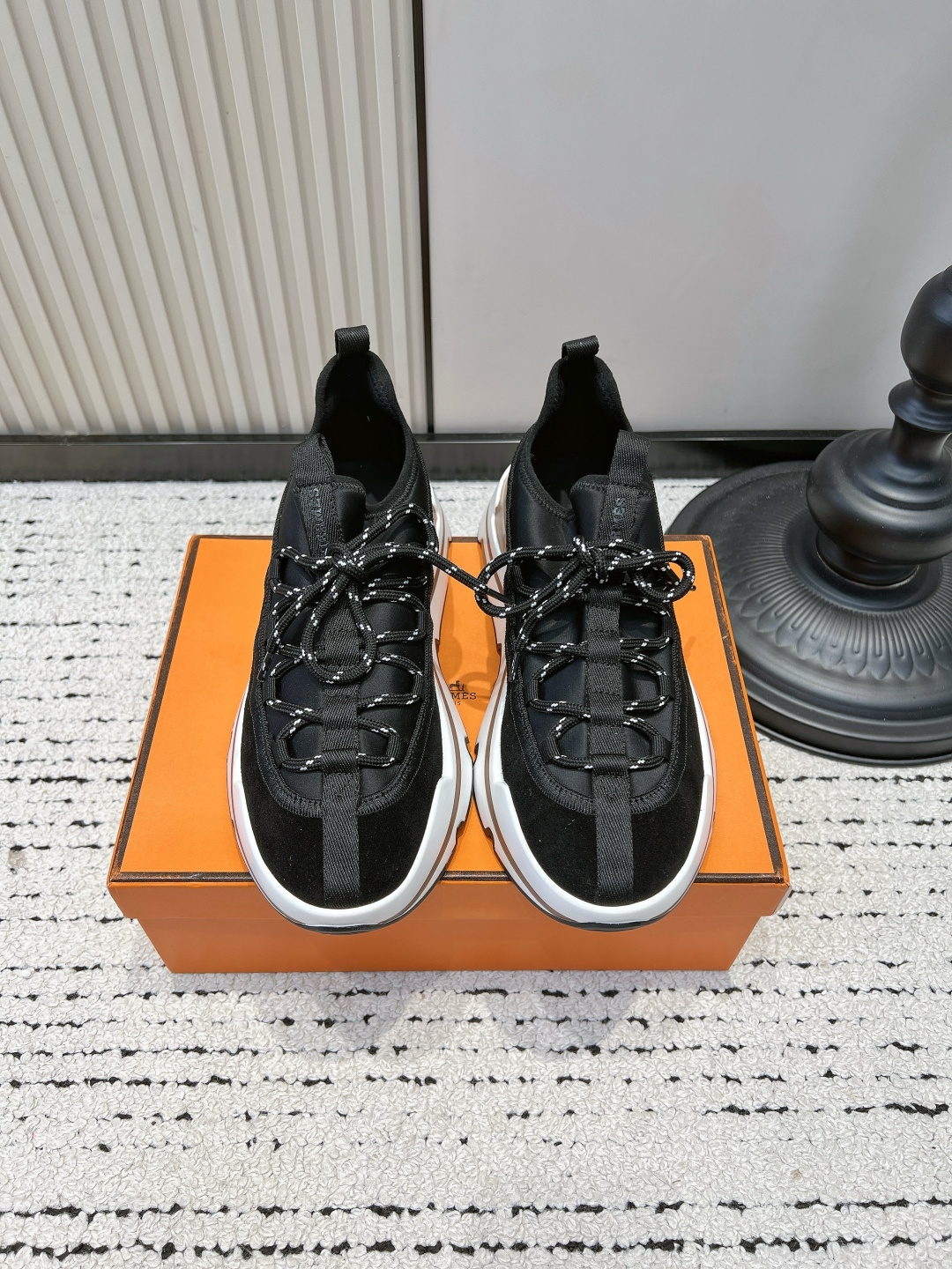 NO:921395,Men's Hermes sock sneakers, color-blocked, thick-soled, height-increasing dad shoes, elastic knitted casual running shoes. The Moove series, popularized by countless bloggers, is finally new. Sock-style elastic knitted upper, with delicate cowhide stitching. It is super easy to put on and take off, and there is no need to bother to tie the shoelaces~ Invisibly increased by 4.5cm. The soles are cushioned and soft, so that you will not tire your feet after walking and shopping all day. Thick dotted woven shoelaces, which are directly full of recognition.  The silhouette is neat and slimming, and modifies the calf lines. It can be used for commuting, traveling, and fitness. It can be salty or sweet. It is perfect for daily matching with jeans and skirts. It has a light luxury and high-end feel, and can be worn all year round!  ■size39-45,casual shoes/sports shoes,hermes,hermes,sneakers,skirts,jeans,cowhide19860909男款 爱马仕 Hermes 袜套运动鞋拼色厚底增高老爹鞋弹力针织休闲跑步鞋 被无数博主种草的Moove系列终于上新 袜套式弹力针织鞋面,搭配细腻牛皮拼接 穿脱超方便,完全不用费劲系鞋带～ 隐形增高4.5cm 鞋底缓震柔软,暴走逛街一整天都不累脚 加粗点状编织鞋带,辨识度直接拉满 版型利落显瘦,修饰小腿线条 通勤、出游、健身都能驾驭 可盐可甜,日常搭配牛仔裤、半身裙都超适配 轻奢高级感拉满,一年四季实穿款！ ■size39-45,休闲鞋/运动鞋,hermes,hermes,sneakers,skirts,jeans,cowhide,Women's Shoes