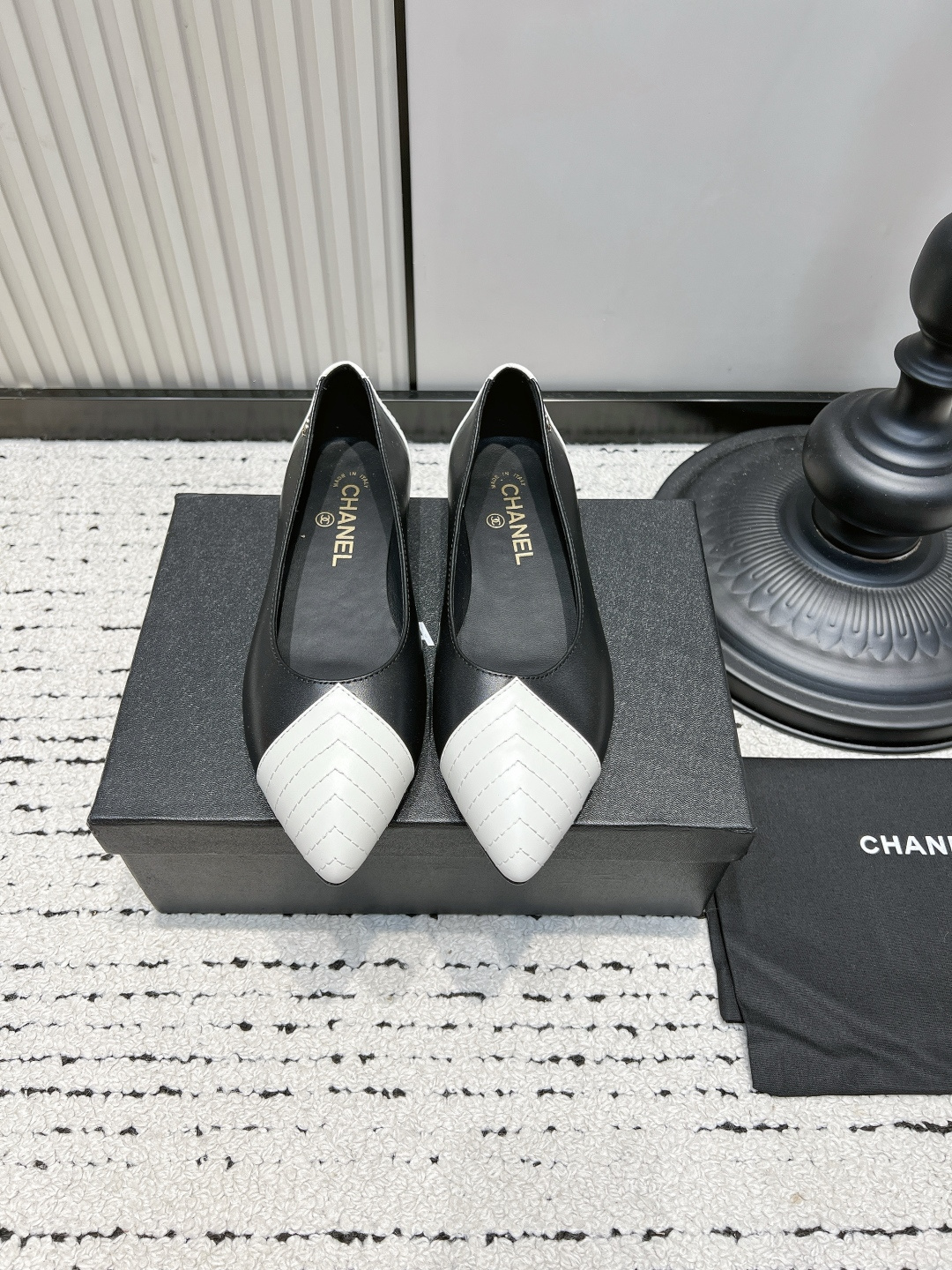 NO:921381,Chanel pointed toe flat shoes for women, shallow commuting shoes, French ballet shoes 26ss, versatile and fragrant pointed toe shoes are now available!  Made of fine calfskin, the top is soft and fits the shape of the foot. The shallow-cut version can quietly lengthen the line of the foot and modify the shape of the foot. The pointed toe design brings a sense of sophistication. The flat-bottomed style has no pressure when walking, and can be used for commuting to work, shopping and dating. It is very suitable for matching with suits, dresses, and jeans. It directly fills the retro, light and luxurious atmosphere, and is a daily necessity!  ■Cowhide upper layer ■Sheepskin lining ■Genuine leather outsole ■size35-41 (40.41. Customized, non-returnable), single shoes, chanel, flats, skirts, jeans, business suit, cowhide, sheepskin, Leather soles19860909Chanel 尖头平底鞋女浅口通勤单鞋法式芭蕾舞鞋26ss 万年百搭的香风尖头单鞋上新啦！ 精选细腻小牛皮,上脚软糯贴合脚型. 浅口版型可以悄悄拉长脚部线条,修饰脚型,尖头设计自带精致感. 平底款式走路毫无压力,通勤上班、逛街约会都完全hold住. 搭配西装、连衣裙、牛仔裤都超适配, 复古轻奢的氛围感直接拉满,日常刚需款！ ■鞋面头层牛皮 ■内里羊皮 ■大底真皮大底 ■size35-41（40.41.定做不退换）,单鞋,chanel,flats,skirts,jeans,business suit,cowhide,sheepskin,Leather soles,Women's Shoes