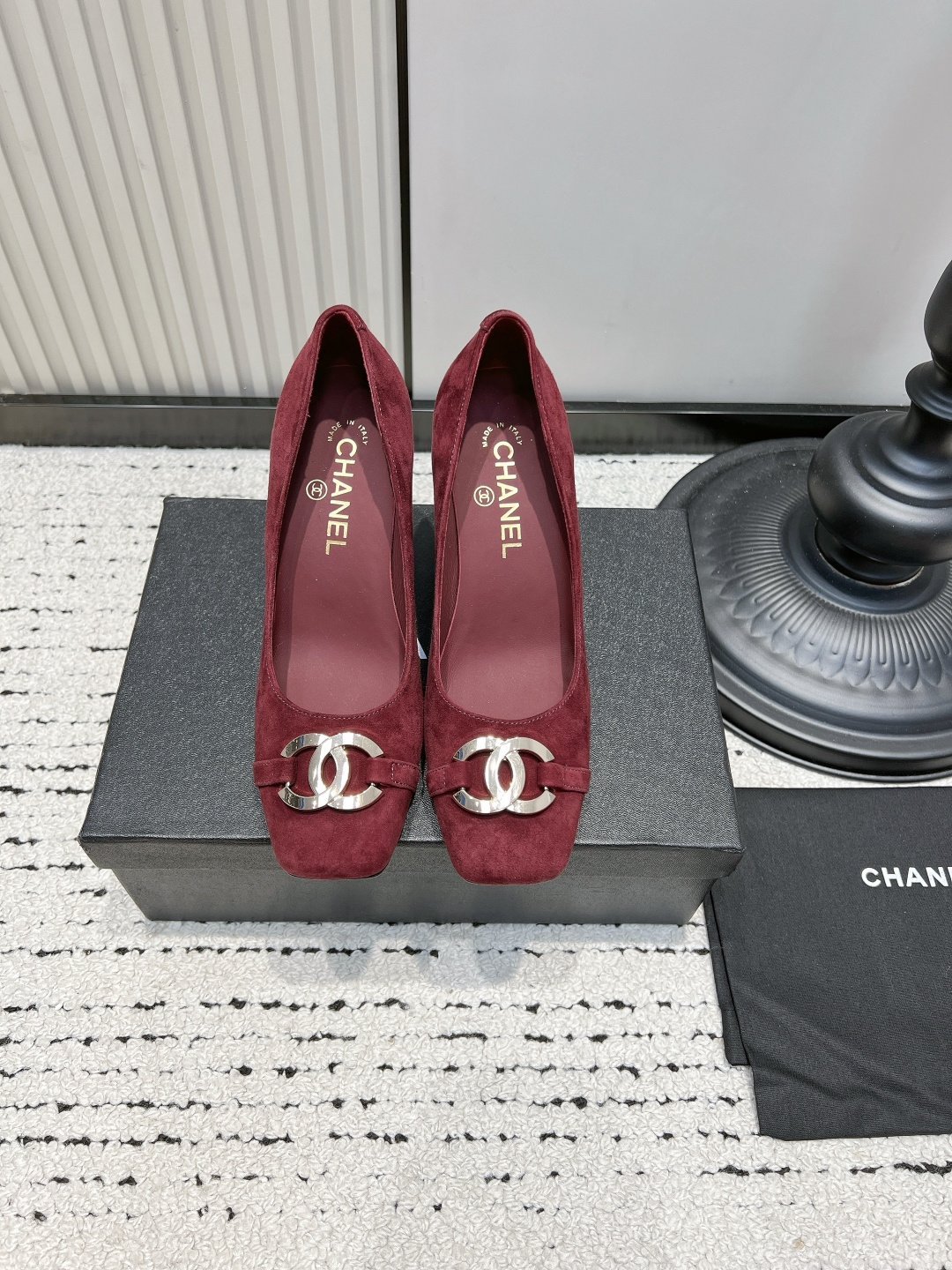 NO:921376,Chanel metal double C buckle square toe thick heel high heels for women 26ss The commuter high heels that you will fall in love with at first sight are here. Shiny and delicate calf leather, high-grade soft texture, super correct fit on the foot. The retro small square toe design modifies the foot shape without squeezing the toes. The metal light gold double C accessories on the toe are exquisite and eye-catching, low-key luxury. The thick square block heel design is moderate in height, full of stability, and will not tire your feet after long walks.  The shallow-cut version exposes the ankle line and makes you visually slimmer. It is suitable for workplace commuting, banquets, dates and other occasions; it is very elegant when paired with suits, skirts and dresses, and makes you look like a wealthy daughter~ ■size35-41 (40.41. Customized, non-refundable), high-heeled shoes, chanel, high heels, skirts, business suit, cowhide19860909Chanel 金属双C扣方头粗跟高跟鞋女26ss 一眼沦陷的通勤高跟鞋来啦 亮面细腻小牛皮,质感高级软糯,上脚版型超正. 复古小方头设计,修饰脚型,不挤压脚趾. 鞋头金属浅金双C配饰,精致吸睛,低调奢华. 加粗方块粗跟设计,高度适中,稳定性拉满,久走不累脚. 浅口版型,露出脚踝线条,视觉显瘦. 适配职场通勤、宴会、约会等多种场合； 搭配西装套裙、连衣裙都超有气质,妥妥的富家千金既视感～ ■size35-41（40.41.定做不退换）,高跟鞋单鞋,chanel,high heels,skirts,business suit,cowhide,Women's Shoes