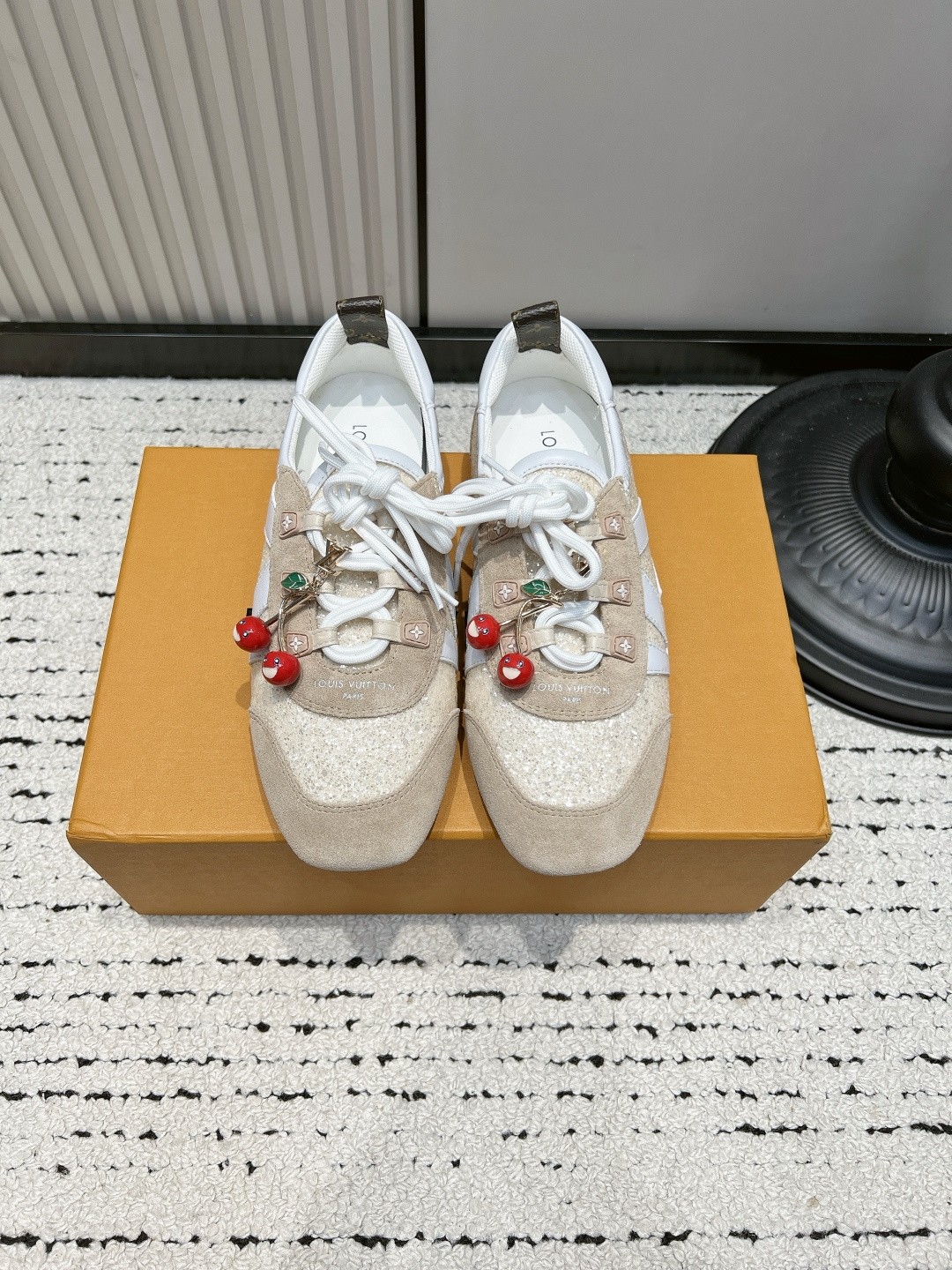 NO:921371,60 Louis Vuitton Ballet Shoes Flat Shoes Casual Shoes for Women LV Sneakerina Ballet Sneakers are made of metallic cracked sheep leather with pastel-colored trimmings, exuding a youthful atmosphere. The side is decorated with a smart LV logo, and the double-layer laces reveal a Monogram floral pattern. The Sacchetto configuration creates a light wearing experience and is flexible and comfortable when walking. ■Cow leather upper ■Sheep leather lining ■Outsole injection molded TPU outsole  ■size35-39 (40 women’s custom-made, non-refundable), casual shoes/sports shoes, louis vuitton, louis vuitton, flats, sneakers, cowhide, sheepskin1986090960 Louis Vuitton 芭蕾舞鞋 平底鞋休闲鞋女  LV Sneakerina 芭蕾运动鞋撷取金属质感裂纹羊皮革搭配柔和色调饰边,洋溢青春气息.侧边缀饰灵动 LV 标识,双层鞋带绽现 Monogram 花卉图案.Sacchetto 构型打造轻盈穿着体验,步履间柔韧自如. ■鞋面牛皮革 ■内里羊皮革 ■大底工艺注塑 TPU 外底 ■size35-39（40女定做不退换）,休闲鞋/运动鞋,louis vuitton,louis vuitton,flats,sneakers,cowhide,sheepskin,Women's Shoes