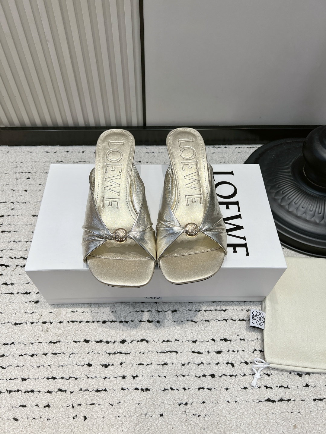 NO:921394,LOEWE 26SS Summer Braided Mule Kitten Heel Slippers are matched with the hottest spring and summer colors. They are truly casual and fashionable slippers with a looming beauty. They are made of fetal lambskin. When touching the leather surface, it feels like a baby's skin. It is super soft and comfortable and looks really beautiful on your feet!  !  !  Highly recommended, super lazy fashion slippers, same style as celebrity bloggers!  ■Upper: imported woven surface ■Inner lining: imported sheep suede ■Heel height: 4.5cm ■Outsole: original beef tendon wear-resistant sole ■size35-39 (34.40.41.42.43 customized and non-refundable), slippers, loewe, loewe, slippers, sheepskin19860909罗意威 LOEWE 26SS夏季编织穆勒小猫跟拖鞋 搭配春夏最火的色调,真正的休闲时尚拖,加若隐若现的美感,采用胎小羊皮,触碰皮面就像婴儿的皮肤一样的感觉,超软超舒服,上脚真的美极了！！！强烈推荐,超级懒人时装拖,明星博主同款！ ■鞋面:进口编织面 ■内里:进口羊反绒 ■跟高:4.5cm ■大底:原版牛筋耐磨底 ■size35-39（34.40.41.42.43定做不退换）,拖鞋,loewe,loewe,slippers,sheepskin,Women's Shoes