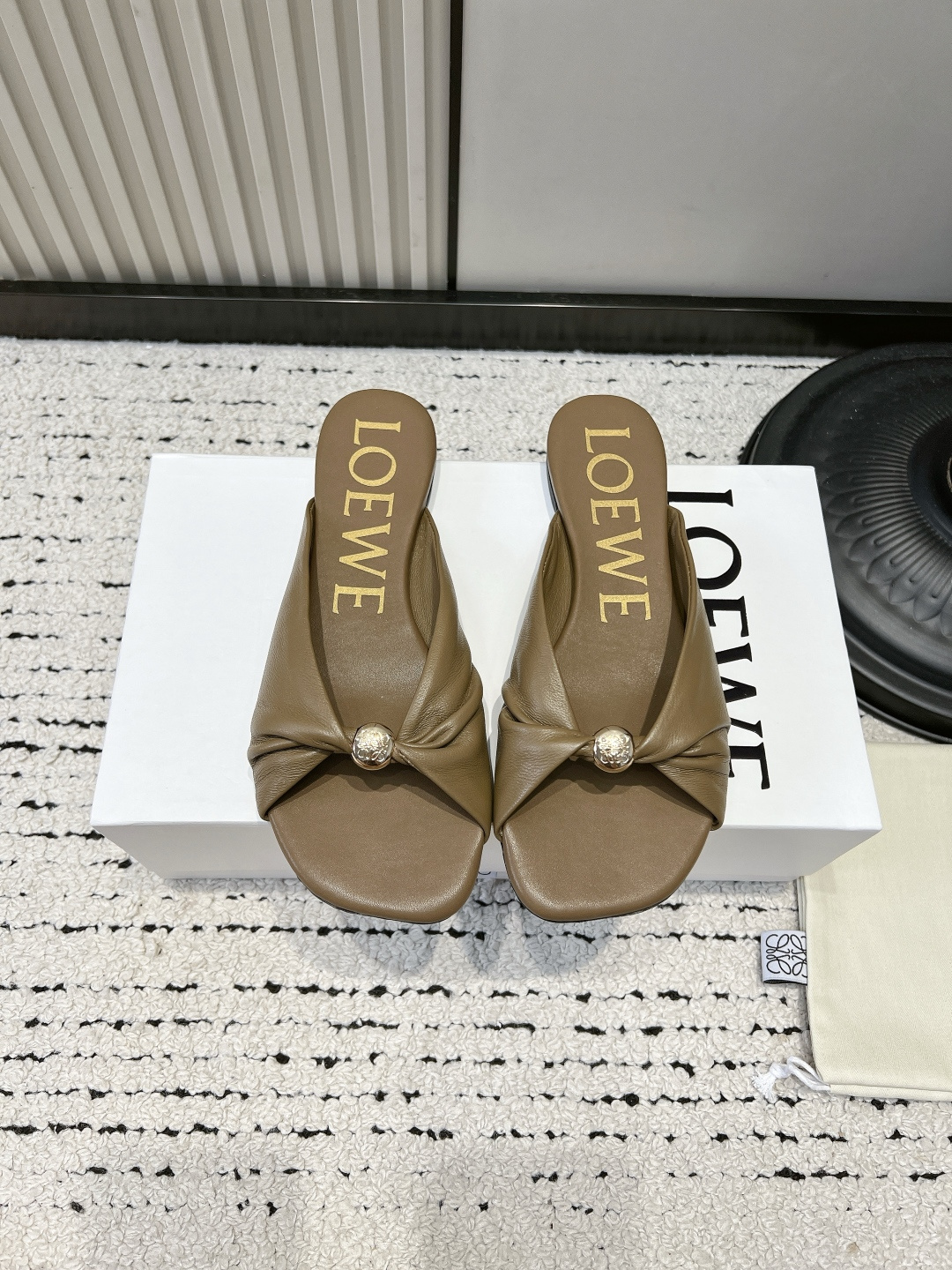 NO:921400,LOEWE 26SS summer leather mules flat-heeled slippers, matched with the hottest spring and summer colors, real casual fashion slippers, with a looming beauty, made of fetal lambskin, the leather surface feels like a baby's skin when touching it, super soft and comfortable, and really beautiful on the feet!  !  !  Highly recommended, super lazy fashion slippers, same style as celebrity bloggers!  ■Upper: imported fetal sheepskin ■Inner lining: imported fetal sheepskin ■Outsole: original beef tendon wear-resistant sole ■size35-39 (34.40.41.42.43 customized and non-returnable), slippers, loewe, loewe, slippers, sheepskin19860909罗意威 LOEWE 26SS夏季皮面穆勒平跟拖鞋 搭配春夏最火的色调,真正的休闲时尚拖,加若隐若现的美感,采用胎小羊皮,触碰皮面就像婴儿的皮肤一样的感觉,超软超舒服,上脚真的美极了！！！强烈推荐,超级懒人时装拖,明星博主同款！ ■鞋面:进口胎羊皮 ■内里:进口胎羊皮 ■大底:原版牛筋耐磨底 ■size35-39（34.40.41.42.43定做不退换）,拖鞋,loewe,loewe,slippers,sheepskin,Women's Shoes