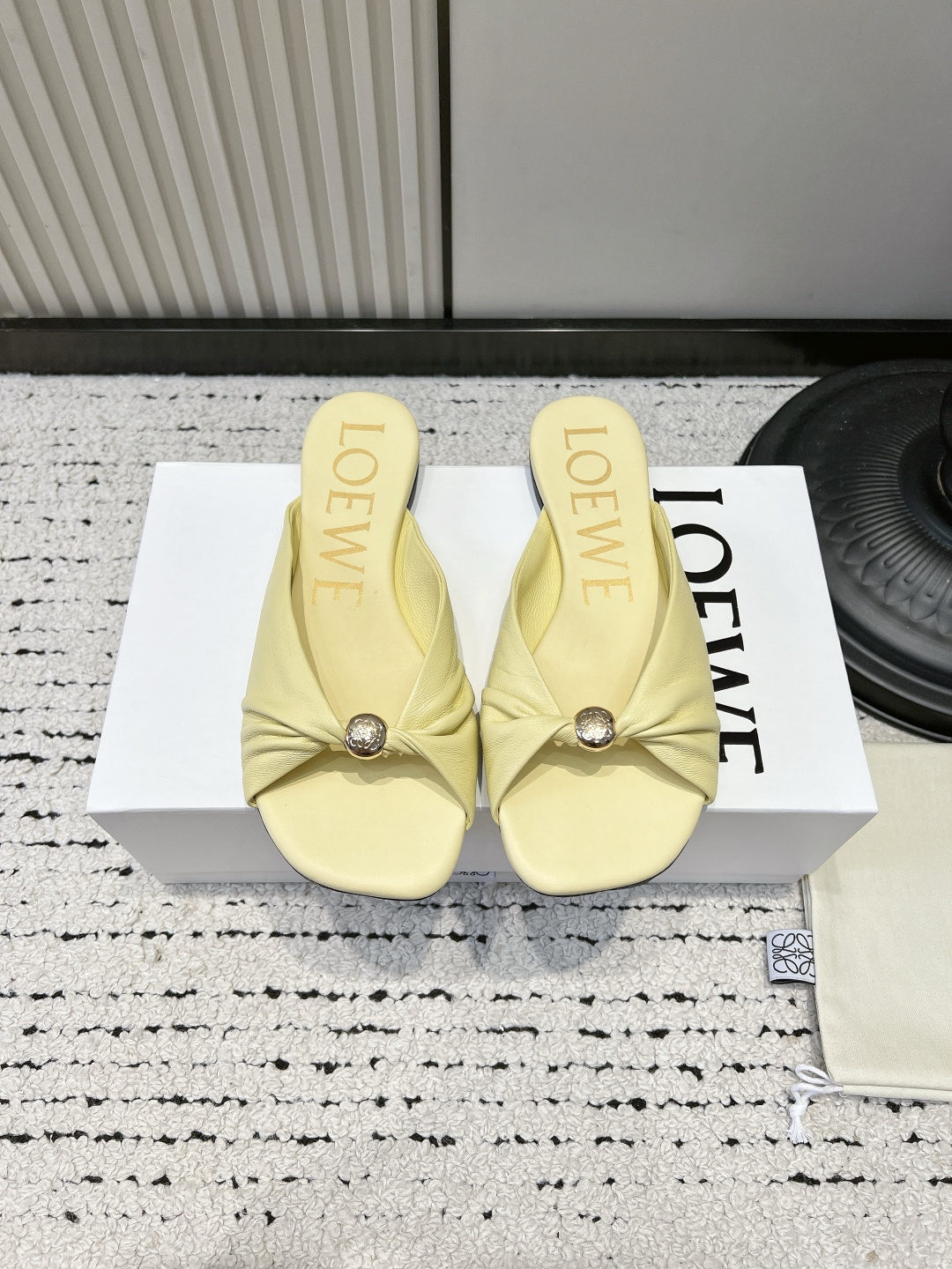 NO:921406,LOEWE 26SS summer leather mules flat-heeled slippers, matched with the hottest spring and summer colors, real casual fashion slippers, with a looming beauty, made of fetal lambskin, the leather surface feels like a baby's skin when touching it, super soft and comfortable, and really beautiful on the feet!  !  !  Highly recommended, super lazy fashion slippers, same style as celebrity bloggers!  ■Upper: imported fetal sheepskin ■Inner lining: imported fetal sheepskin ■Heel height: 4.5cm ■Outsole: original beef tendon wear-resistant sole ■size35-39 (34.40.41.42.43 customized and non-returnable), slippers, loewe, loewe, slippers, sheepskin19860909罗意威 LOEWE 26SS夏季皮面穆勒平跟拖鞋 搭配春夏最火的色调,真正的休闲时尚拖,加若隐若现的美感,采用胎小羊皮,触碰皮面就像婴儿的皮肤一样的感觉,超软超舒服,上脚真的美极了！！！强烈推荐,超级懒人时装拖,明星博主同款！ ■鞋面:进口胎羊皮 ■内里:进口胎羊皮 ■跟高:4.5cm ■大底:原版牛筋耐磨底 ■size35-39（34.40.41.42.43定做不退换）,拖鞋,loewe,loewe,slippers,sheepskin,Women's Shoes