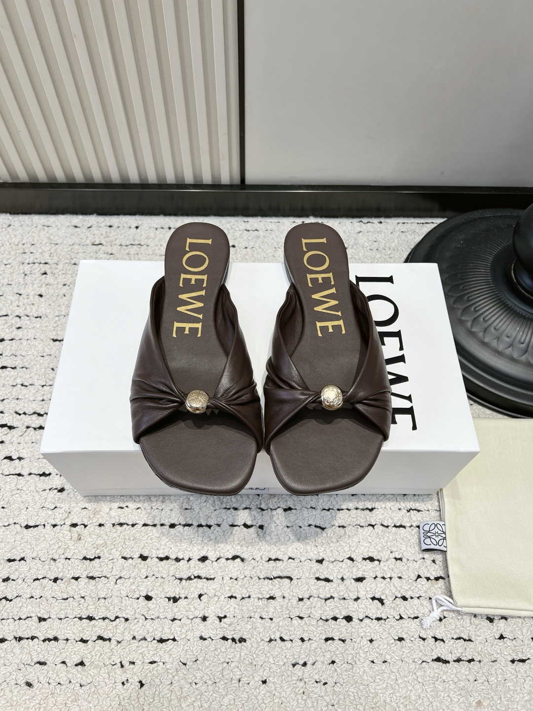 NO:921411,LOEWE 26SS summer leather mules flat-heeled slippers, matched with the hottest spring and summer colors, real casual fashion slippers, with a looming beauty, made of fetal lambskin, the leather surface feels like a baby's skin when touching it, super soft and comfortable, and really beautiful on the feet!  !  !  Highly recommended, super lazy fashion slippers, same style as celebrity bloggers!  ■Upper: imported fetal sheepskin ■Inner lining: imported fetal sheepskin ■Outsole: original beef tendon wear-resistant sole ■size35-39 (34.40.41.42.43 customized and non-returnable), slippers, loewe, loewe, slippers, sheepskin19860909罗意威 LOEWE 26SS夏季皮面穆勒平跟拖鞋 搭配春夏最火的色调,真正的休闲时尚拖,加若隐若现的美感,采用胎小羊皮,触碰皮面就像婴儿的皮肤一样的感觉,超软超舒服,上脚真的美极了！！！强烈推荐,超级懒人时装拖,明星博主同款！ ■鞋面:进口胎羊皮 ■内里:进口胎羊皮 ■大底:原版牛筋耐磨底 ■size35-39（34.40.41.42.43定做不退换）,拖鞋,loewe,loewe,slippers,sheepskin,Women's Shoes