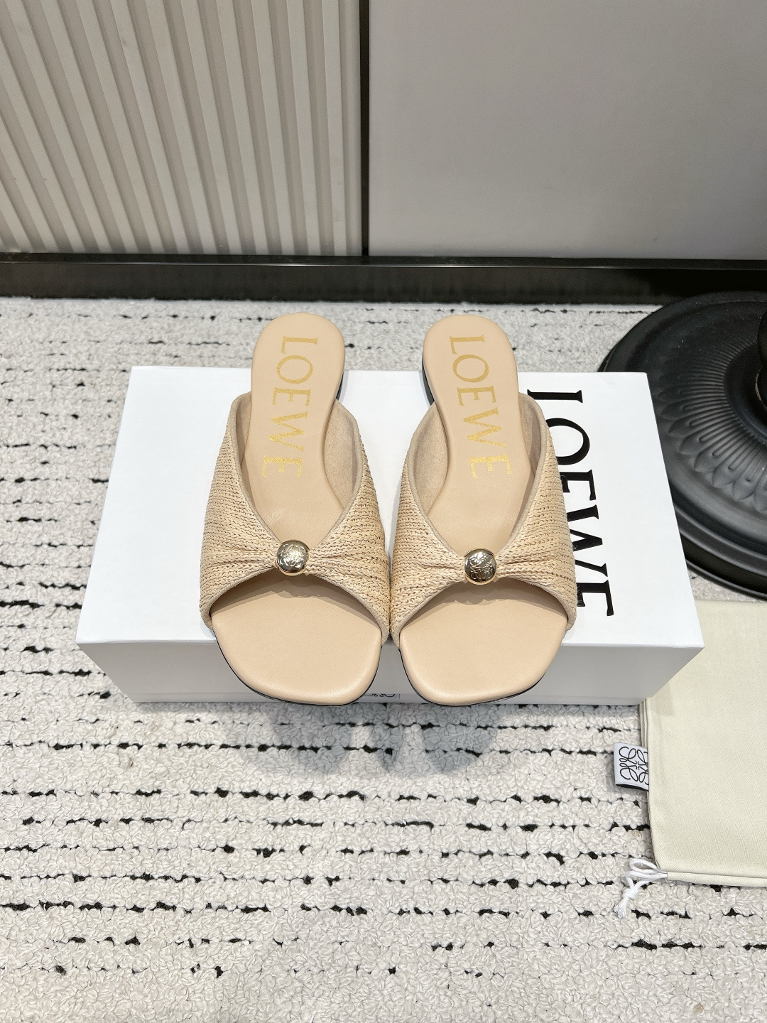 NO:921366,LOEWE 26SS summer woven mules flat-heeled slippers are matched with the hottest colors in spring and summer. They are truly casual and fashionable slippers with a looming beauty. They are made of fetal lambskin. When touching the leather surface, it feels like a baby's skin. It is super soft and comfortable and looks really beautiful on your feet!  !  !  Highly recommended, super lazy fashion slippers, same style as celebrity bloggers!  ■Upper: imported woven surface ■Inner lining: imported sheep suede ■Outsole: original beef tendon wear-resistant sole ■size35-39 (34.40.41.42.43 customized and non-refundable), slippers, loewe, loewe, slippers, sheepskin19860909罗意威 LOEWE 26SS夏季编织穆勒平跟拖鞋 搭配春夏最火的色调,真正的休闲时尚拖,加若隐若现的美感,采用胎小羊皮,触碰皮面就像婴儿的皮肤一样的感觉,超软超舒服,上脚真的美极了！！！强烈推荐,超级懒人时装拖,明星博主同款！ ■鞋面:进口编织面 ■内里:进口羊反绒 ■大底:原版牛筋耐磨底 ■size35-39（34.40.41.42.43定做不退换）,拖鞋,loewe,loewe,slippers,sheepskin,Women's Shoes