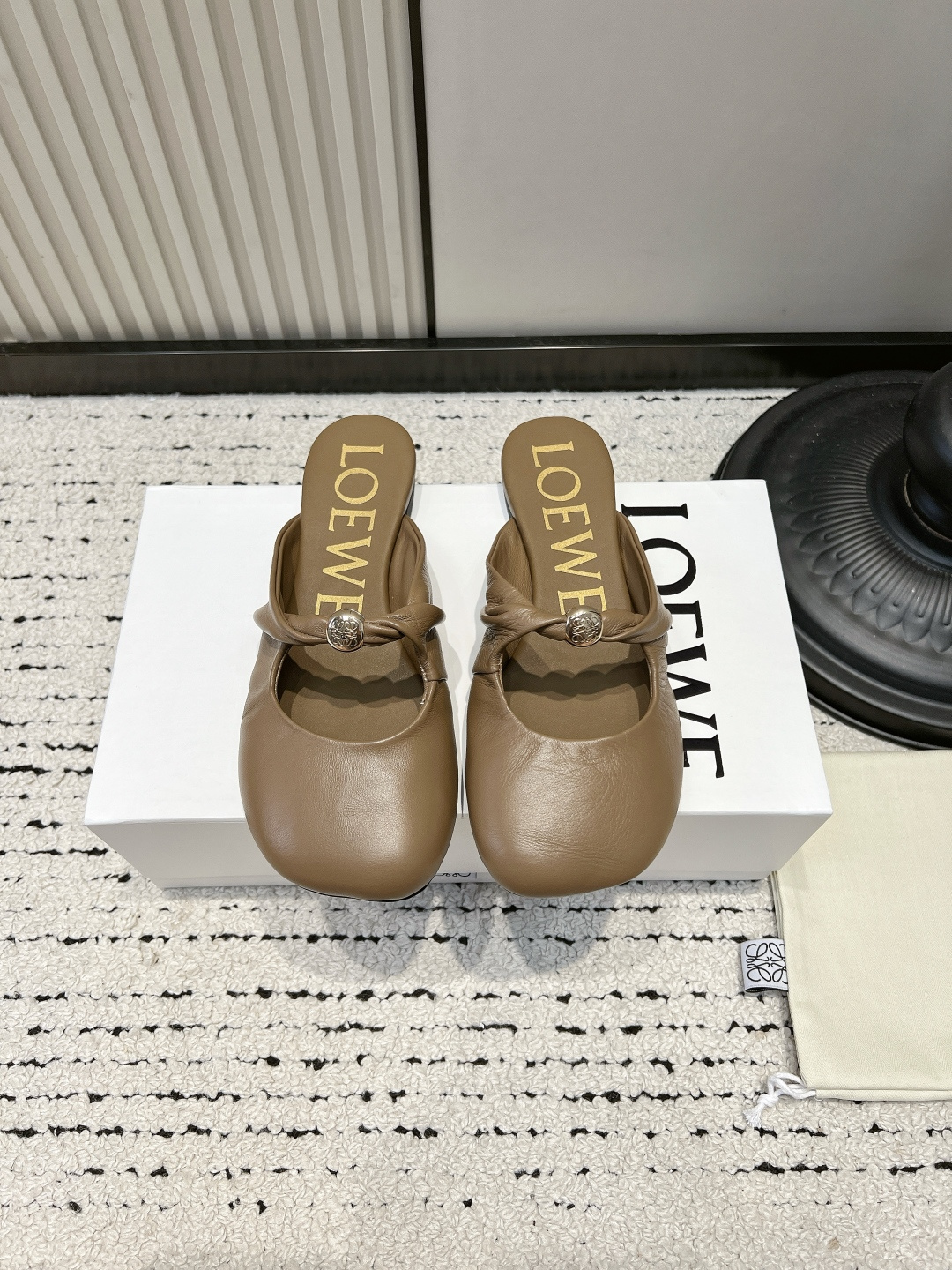 NO:921385,Loewe Knotted Gold Buckle Mary Jane Half-Flop for Women Flat Mule Shoes Wear Outer Sandals Loewe's new Mary Jane Mule Slides are so annoying~ Made of soft and waxy lambskin, the leather is delicate and soft, and the upper foot fits the shape of the foot. The kink design of the upper is matched with the iconic Anagram gold buckle, which is exquisite and retro. The round-toe version is very tolerant and does not squeeze the toes. The hollow-back half-drag style makes putting on and taking off worry-free and effortless.  Flat soles, no pressure for daily shopping or commuting. French retro style, matching with skirts and jeans is very atmospheric, a perfect old money style item!  ■Cowhide upper ■Sheepskin lining ■Rubber sole ■size35-39 (40.41. Customized, non-refundable), half-flop, loewe, loewe, mary jane, flats, skirts, jeans, cowhide, sheepskin19860909罗意威 Loewe 扭结金扣玛丽珍半拖女 平底穆勒鞋外穿凉拖 罗意威新款玛丽珍穆勒拖太戳我啦～ 软糯小羊皮,皮质细腻柔软,上脚超贴合脚型. 鞋面扭结设计搭配标志性Anagram金扣,精致复古. 圆头版型包容性很强,不挤压脚趾. 后空半拖款式,穿脱省心省力. 平底鞋底,日常逛街、通勤暴走都毫无压力. 法式复古调性,搭配半身裙、牛仔裤都很有氛围感,妥妥的老钱风单品！ ■鞋面牛皮 ■内里羊皮 ■鞋底橡胶 ■size35-39（40.41.定做不退换）,半拖,loewe,loewe,mary jane,flats,skirts,jeans,cowhide,sheepskin,Women's Shoes