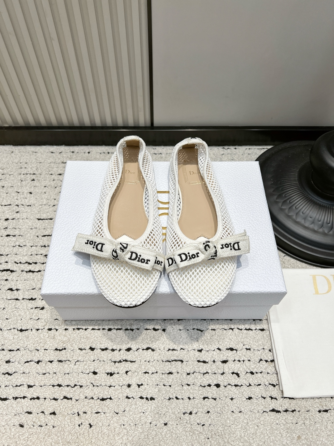 NO:921370,Dior Mesh Bow Ballet Shoes for Women Summer Hollow Breathable Flat Shoes Dior Classic MissDior Ballet Shoes New Style is here. Hollow mesh upper, full of breathability, not stuffy to the feet in spring and summer. Off-white embroidered webbing bow, printed with brand letters, highly recognizable. Nude sheepskin lining, soft and skin-friendly on the feet. Classic round-toe version, tolerant to various foot types, will not squeeze the feet after long-term wear.  The soft-soled design means you can go shopping, commute, or run around without any pressure. Pair it with dresses, jeans, and skirts to bring out the French gentleness, making it a must-have for daily use!  ■Embroidered mesh upper ■Sheepskin lining ■TPU outsole ■size35-42 (40.41.42. Customized, non-refundable), ballet shoes, dior, skirts, jeans, sheepskin19860909Dior 网纱蝴蝶结芭蕾鞋女夏季镂空透气平底单鞋 Dior经典MissDior芭蕾鞋新款来啦 镂空网纱鞋面,透气性拉满,春夏穿完全不闷脚. 米白色刺绣织带蝴蝶结,印着品牌字母,辨识度超高. 裸色羊皮内里,上脚软糯亲肤. 经典圆头版型,包容各种脚型,久穿不挤脚. 软底设计,逛街通勤暴走都毫无压力. 搭配连衣裙、牛仔裤、半身裙都自带法式温柔感,日常刚需款！ ■鞋面刺绣网布 ■内里羊皮 ■大底TPU ■size35-42（40.41.42.定制不退换）,芭蕾舞鞋,dior,skirts,jeans,sheepskin,Women's Shoes