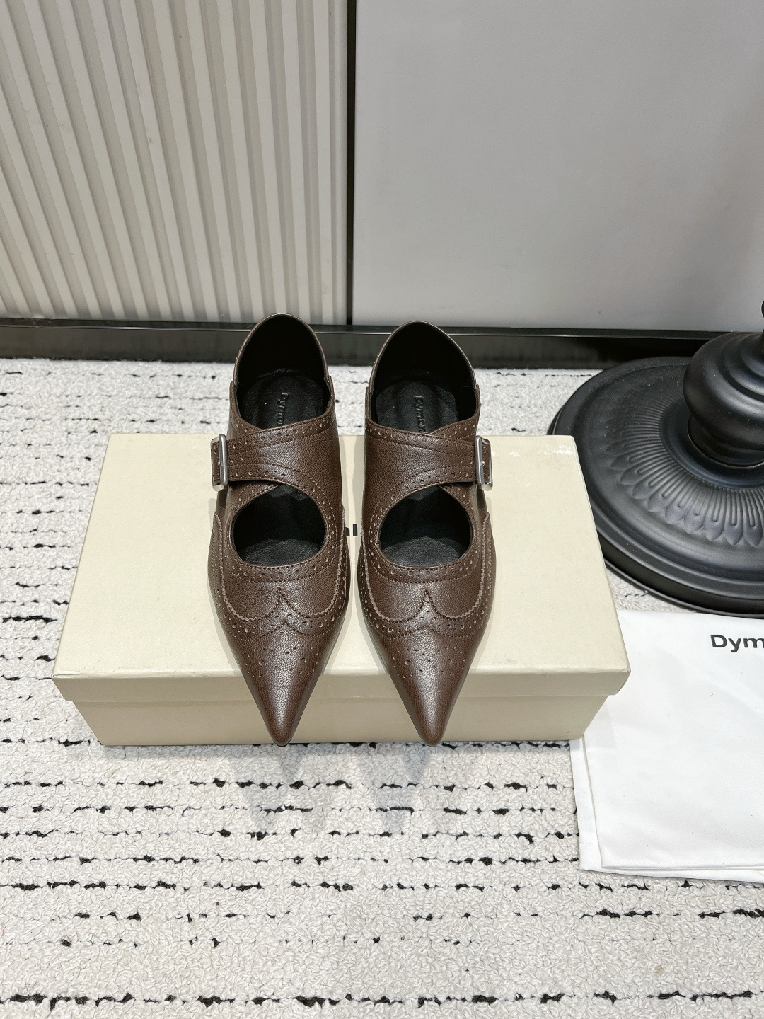 NO:921412,Dymonlatry Retro Brogue Pointed Toe Mary Jane Shoes Women's Hollow Buckle Flat Shoes Dymonlatry's new Brogue Mary Jane shoes are so amazing. They have matte fine cowhide and classic brogue punching and carving craftsmanship, giving them a full retro feel. The hollow upper is matched with an adjustable metal square buckle, which has exquisite details and can also modify the foot. The neat pointed toe design visually lengthens the leg line. The flat version is soft on the feet and is stress-free for daily commuting and shopping.  British style, looks great with suits, skirts, and jeans, and can easily achieve the retro college style!  ■Cow leather upper ■Sheep leather lining ■size 35-39 (40 custom made, non-returnable), single shoes, mary jane, skirts, jeans, business suit, cowhide, sheepskin19860909Dymonlatry 复古布洛克尖头玛丽珍鞋女镂空搭扣平底单鞋 Dymonlatry新款布洛克玛丽珍鞋太惊艳啦 哑光细腻牛皮,经典布洛克冲孔雕花工艺,复古感拉满. 镂空鞋面搭配可调节金属方扣,细节精致,还能修饰脚面. 利落尖头设计,视觉拉长腿部线条. 平底版型,上脚柔软,日常通勤、逛街暴走都无压力. 英伦调性,搭配西装、半身裙、牛仔裤都很出彩,轻松拿捏复古学院风！ ■鞋面牛皮 ■内里羊皮 ■size35-39（40定做不退换）,单鞋,mary jane,skirts,jeans,business suit,cowhide,sheepskin,Women's Shoes