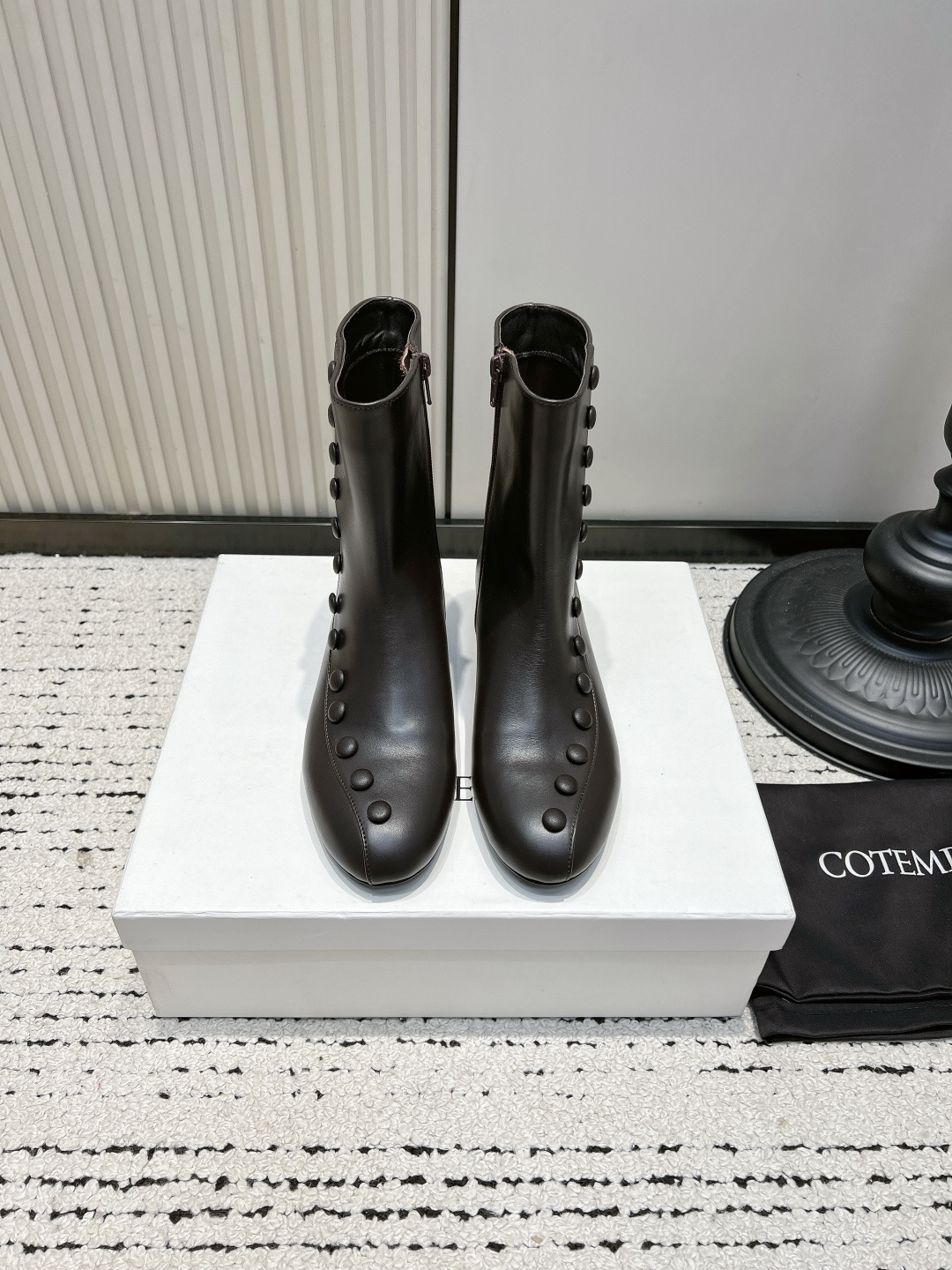 NO:921407,COTEMP Breasted Kitten Heel Boots for Women Side Zipper Slim Mid-calf Boots 26ss COTEMP Classic Rowan Series Mid-calf Boots are new. They are made of fine glossy calfskin, with a smooth and crisp texture. Ball buttons of the same color are arranged vertically on the outside of the boot body, which is highly recognizable. The invisible zipper design on the inside makes it easy to put on and take off. The boot shaft fits the calf line and modifies the leg shape.  3cm curved kitten heel, excellent stability, long-term commuting and shopping without stress. ■Cow leather upper ■Sheepskin lining ■Heel height 3cm ■Size 35-39 (customized in 40 units, non-returnable), boots, boots, cowhide, sheepskin19860909COTEMP 排扣小猫跟短靴女 侧拉链瘦瘦中筒靴26ss COTEMP经典Rowan系列中筒短靴上新 选用细腻亮面小牛皮,质感顺滑挺括. 靴身外侧纵向排列同色系圆珠纽扣,辨识度极强. 内侧隐形拉链设计,穿脱便捷,靴筒贴合小腿线条,修饰腿型. 3cm弧形小猫跟,稳定性出色,通勤、逛街长时间行走无压力. ■鞋面牛皮 ■内里羊皮 ■跟高3cm ■size35-39（40定做不退换）,靴子,boots,cowhide,sheepskin,Women's Shoes