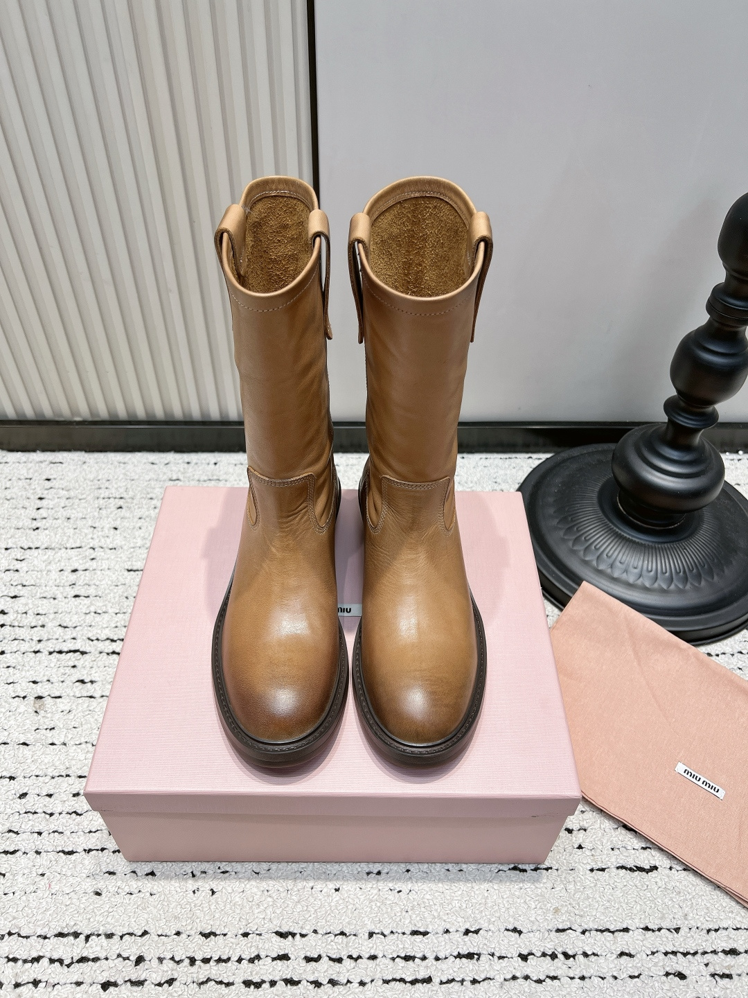 NO:922019,MiuMiu Retro Western Rider Boots Women's Straight Mid-Leg Boots 26ss I finally found my natal boots this fall and winter!  MiuMiu's new engineer rider boots really understand girls~ They are made of distressed vegetable-tanned cowhide, with natural wrinkle texture, which makes them look more timeless. The straight and loose boot design is super friendly to calf muscles and thick legs, and can quietly modify the shape of the legs. The two iconic leather tabs at the boot opening are embossed with the brand logo, and the sense of detail is directly full. The low square heel + contrasting rubber soles make walking stable and quietly increase the height, and will not tire your feet after long-term wear.  American western denim style + motorcycle workwear feel. It goes well with jeans, skirts and coats. It’s a must-have for Maillard!  The upper foot is casual and loose, and the retro tone is directly full, and the autumn and winter atmosphere is fully supported by it. It can be worn for commuting, going out, and dating. It is versatile and high-end, and it is worth it if you close your eyes~ ■Cow leather upper ■Sheepskin lining ■Outsole rubber ■Size35-39 (custom-made in 40 pieces, non-refundable), boots, miumiu, boots, skirts, jeans, cowhide, sheepskin19860909MiuMiu复古西部骑士靴女 直筒中筒靴 26ss 今年秋冬本命靴子终于找到了！ MiuMiu新款工程师骑士靴真的太懂女生了～ 做旧植鞣牛皮材质,自带自然褶皱肌理,越穿越有味道. 直筒宽松靴筒设计,对小腿肌肉腿、粗腿超级友好,能悄悄修饰腿型. 靴口两个标志性皮袢,压印品牌logo,细节感直接拉满. 低方跟+撞色橡胶鞋底,走路稳还悄悄增高,久穿不累脚. 美式西部牛仔风+机车工装感,搭配牛仔裤、半身裙、大衣都超适配,美拉德穿搭刚需款！ 上脚随性又松弛,复古腔调直接拉满,秋冬氛围感全靠它撑住. 通勤、出街、约会都能穿,百搭又高级,闭眼入不亏～ ■鞋面牛皮 ■内里羊皮 ■大底橡胶 ■size35-39（40定做不退换）,靴子,miumiu,boots,skirts,jeans,cowhide,sheepskin,Women's Shoes