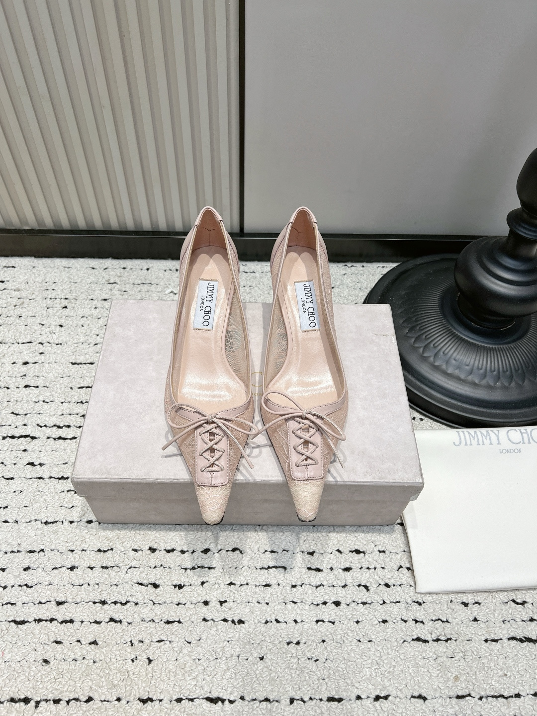 NO:922018,Jimmy Choo lace-up high heels 26ss Jimmy Choo black lace stitching high-heeled shoes, pointed toe design + stiletto heel, elegant and sexy. The lace upper is breathable, and the inside is soft leather, which is comfortable to wear and does not scratch the feet. The toe strap details are super exquisite, which can be easily used for commuting, dating and formal occasions. The heel height is just right, elongating the leg line, combining temperament and practicality. It is a must-have and versatile item for urban girls' wardrobe!  ■Lace spliced ​​sheepskin upper ■Sheepskin lining ■Heel height 5CM ■Outsole Italian genuine leather ■Number 35-40 (custom-made 40 non-refundable), high-heeled shoes, jimmy choo, high heels, sheepskin19860909Jimmy Choo 蕾丝系带高跟鞋 26ss Jimmy Choo黑色蕾丝拼接高跟鞋,尖头设计+细高跟,优雅又性感.鞋面蕾丝透气,内里柔软皮革,穿着舒适不磨脚.鞋头绑带细节超精致,通勤、约会、正式场合都能轻松驾驭.鞋跟高度刚好,拉长腿部线条,气质与实用性兼具,是都市女生衣橱必备百搭单品！ ■鞋面蕾丝拼接羊皮 ■内里羊皮 ■跟高5CM ■大底意大利真皮底 ■码数35-40(40定做不退换),高跟鞋单鞋,jimmy choo,high heels,sheepskin,Women's Shoes