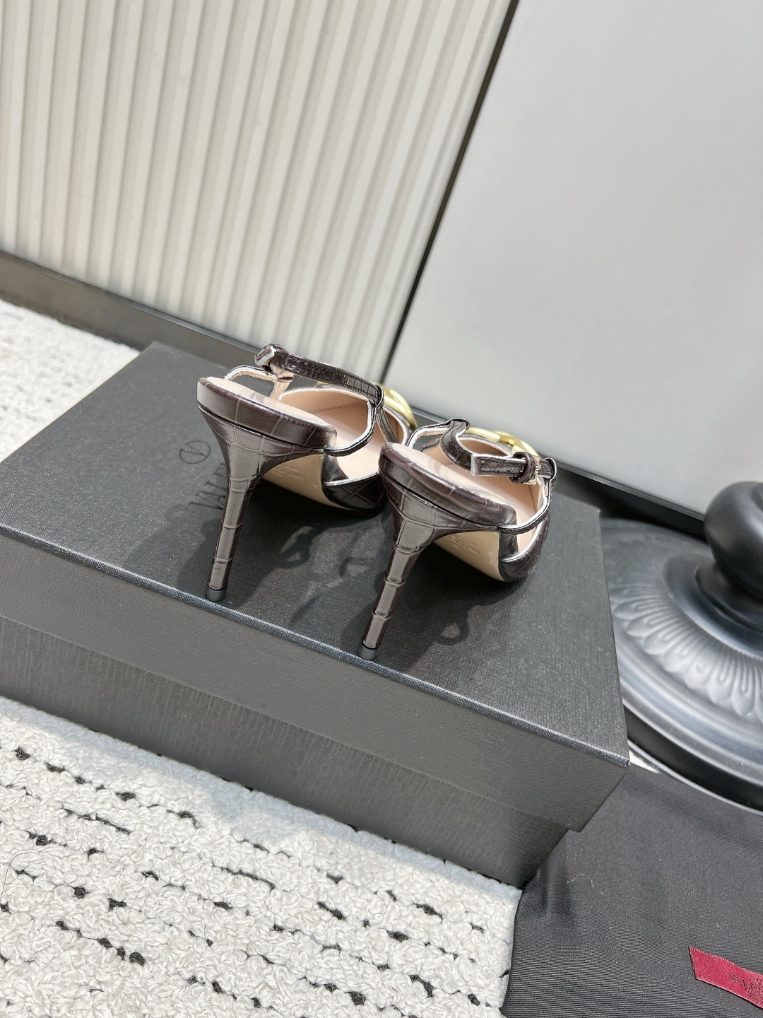 Valentino VLogo Canvas Slides