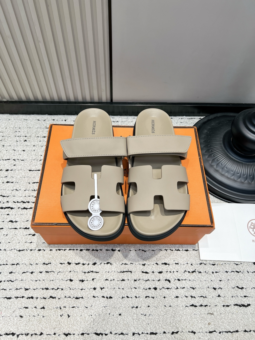 NO:921522,Couple model Hermes Chypre slippers Velcro thick-soled casual slippers 26ss My favorite casual slippers of the year are none other than Hermès Chypre slippers!  The double-strip adjustable Velcro design can be perfectly adapted to high insteps and wide feet. The iconic H-shaped hollow cut is instantly recognizable. The thick black non-slip rubber sole is slightly increased, and the feet feel soft and not tired after long-term wear. It can be worn for commuting, vacationing, and walking, and it is super harmonious with jeans, shorts, and dresses. It can be worn all year round, and you can easily control the feeling of laziness and relaxation~  ■size35-46 (40 women, 46 men, custom-made, non-returnable), slippers, hermes, hermes, slippers, skirts, shorts, jeans19860909情侣款 Hermes爱马仕Chypre二舅拖鞋 魔术贴厚底休闲凉拖26ss 年度最爱的休闲拖鞋非Hermès Chypre二舅拖！ 双条可调节魔术贴设计,高脚背、宽脚都能完美适配. 标志性H型镂空剪裁,辨识度直接拉满. 黑色防滑橡胶厚底,轻微增高,久穿脚感柔软不疲惫. 通勤、度假、遛弯都能穿,搭配牛仔裤、短裤、连衣裙都超和谐. 一年四季都实穿,慵懒松弛感直接拿捏～ ■size35-46（40女46男定做不退换）,拖鞋,hermes,hermes,slippers,skirts,shorts,jeans,Women's Shoes