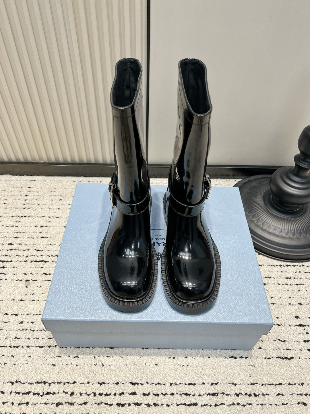 NO:921981,Prada Glossy Patent Leather Rider Boots for Women Belt Buckle Thick-Soled Straight Motorcycle Mid-calf Prada Patent Leather Rider Boots This pair of Prada’s patent leather rider boots directly fills the air!  Made of high-gloss patent leather material, the texture is high-end and eye-catching, and it has a cool aura. The boot body is designed with a silver belt buckle and the iconic triangular metal logo, making it highly recognizable. The straight and loose boot style is very friendly to the calf muscles and modifies the leg lines. The sawtooth thickened flat bottom conceals the heightening effect and makes walking stable and not tiring. Millennial Y2K motorcycle style, it is super fashionable to match short skirts, leather pants, straight jeans, and coats.  Whether it's for daily outings or date wear, you can easily create a cool and beautiful look. This is a must-have item for autumn and winter!  ■Patent leather upper ■Sheepskin lining ■Rubber outsole ■size35-41 (40.41. Customized, non-returnable), boots, prada, prada, boots, skirts, jeans, sheepskin19860909Prada普拉达亮面漆皮骑士靴女 皮带扣厚底直筒机车中筒靴 Prada这双漆皮骑士靴氛围感直接拉满！ 高光亮面的漆皮材质,质感高级亮眼,自带酷飒气场. 靴身搭配银色皮带扣设计,加上标志性三角金属Logo,辨识度十足. 直筒宽松靴筒版型,对小腿肌肉腿非常友好,修饰腿部线条. 锯齿加厚平底,暗藏增高效果,行走稳当不累脚. 千禧Y2K机车风,搭配短裙、皮裤、直筒牛仔裤、大衣都超时髦. 不管是日常出街还是约会穿搭,轻松打造又酷又美的造型,秋冬必入单品！ ■鞋面漆皮 ■内里羊皮 ■大底橡胶 ■size35-41（40.41.定做不退换）,靴子,prada,prada,boots,skirts,jeans,sheepskin,Women's Shoes