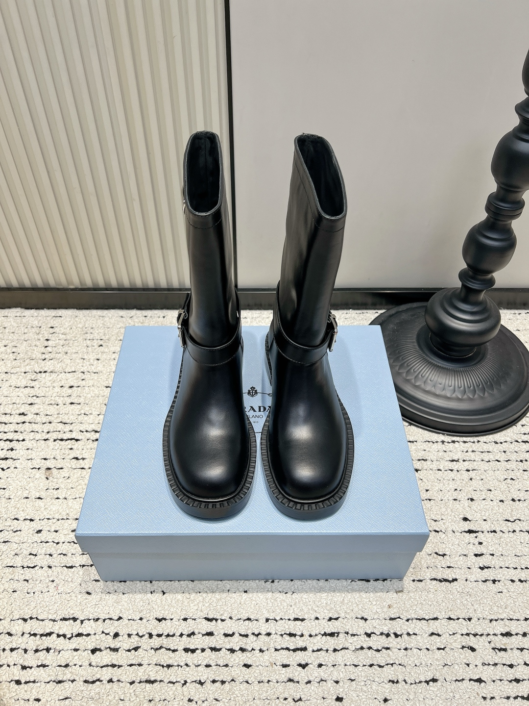 NO:921987,Prada Glossy Patent Leather Rider Boots for Women Belt Buckle Thick-Soled Straight Motorcycle Mid-calf Prada Patent Leather Rider Boots This pair of Prada’s patent leather rider boots directly fills the air!  Made of high-gloss patent leather material, the texture is high-end and eye-catching, and it has a cool aura. The boot body is designed with a silver belt buckle and the iconic triangular metal logo, making it highly recognizable. The straight and loose boot style is very friendly to the calf muscles and modifies the leg lines. The sawtooth thickened flat bottom conceals the heightening effect and makes walking stable and not tiring. Millennial Y2K motorcycle style, it is super fashionable to match short skirts, leather pants, straight jeans, and coats.  Whether it's for daily outings or date wear, you can easily create a cool and beautiful look. This is a must-have item for autumn and winter!  ■Matte cowhide upper ■Sheepskin lining ■Rubber outsole ■size35-41 (40.41. Customized, non-returnable), boots, prada, prada, boots, skirts, jeans, cowhide, sheepskin19860909Prada普拉达亮面漆皮骑士靴女 皮带扣厚底直筒机车中筒靴 Prada这双漆皮骑士靴氛围感直接拉满！ 高光亮面的漆皮材质,质感高级亮眼,自带酷飒气场. 靴身搭配银色皮带扣设计,加上标志性三角金属Logo,辨识度十足. 直筒宽松靴筒版型,对小腿肌肉腿非常友好,修饰腿部线条. 锯齿加厚平底,暗藏增高效果,行走稳当不累脚. 千禧Y2K机车风,搭配短裙、皮裤、直筒牛仔裤、大衣都超时髦. 不管是日常出街还是约会穿搭,轻松打造又酷又美的造型,秋冬必入单品！ ■鞋面哑光牛皮 ■内里羊皮 ■大底橡胶 ■size35-41（40.41.定做不退换）,靴子,prada,prada,boots,skirts,jeans,cowhide,sheepskin,Women's Shoes