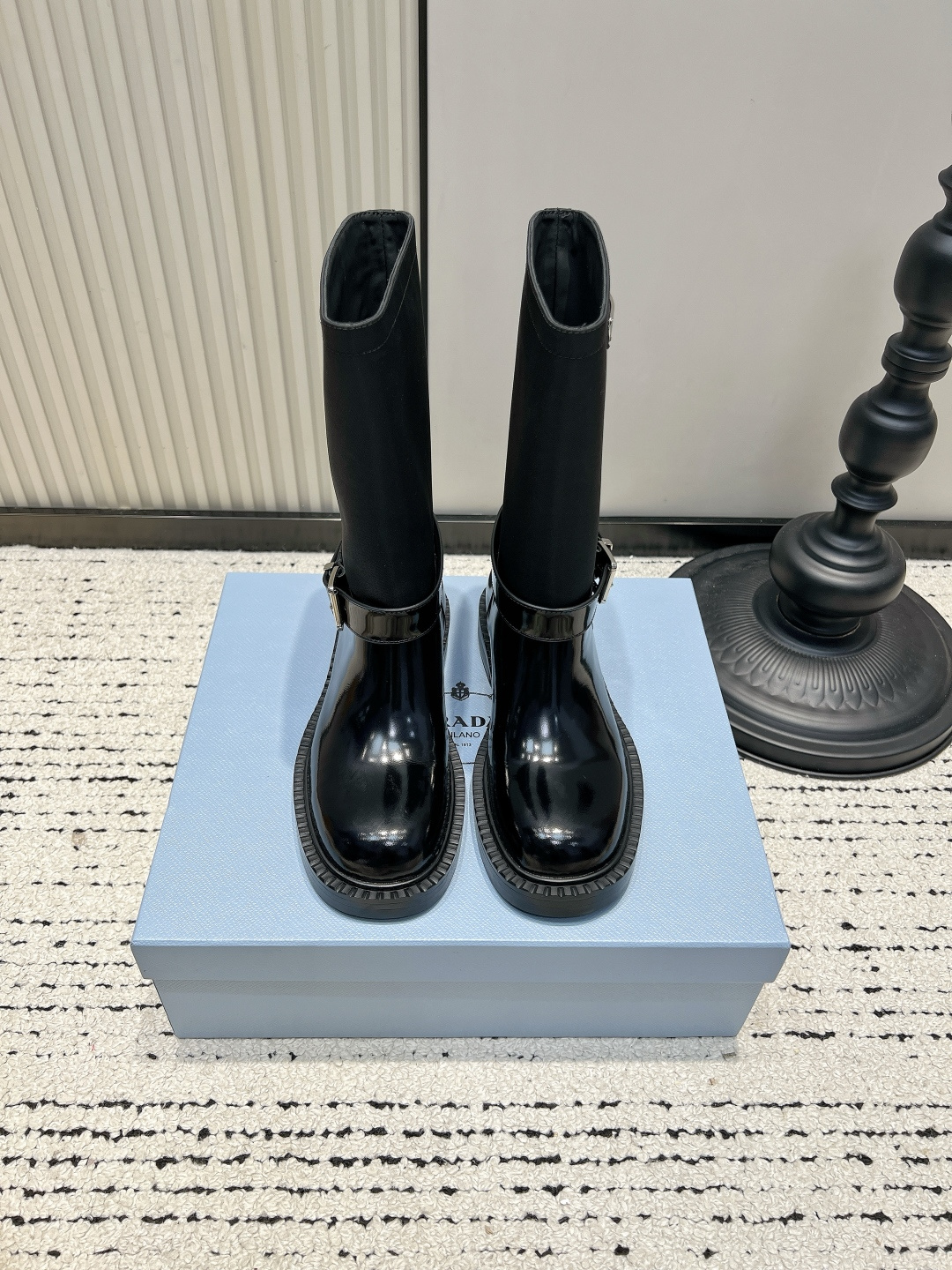 NO:921993,Prada Glossy Patent Leather Rider Boots for Women Belt Buckle Thick-Soled Straight Motorcycle Mid-calf Prada Patent Leather Rider Boots This pair of Prada’s patent leather rider boots directly fills the air!  Made of high-gloss patent leather material, the texture is high-end and eye-catching, and it has a cool aura. The boot body is designed with a silver belt buckle and the iconic triangular metal logo, making it highly recognizable. The straight and loose boot style is very friendly to the calf muscles and modifies the leg lines. The sawtooth thickened flat bottom conceals the heightening effect and makes walking stable and not tiring. Millennial Y2K motorcycle style, it is super fashionable to match short skirts, leather pants, straight jeans, and coats.  Whether it's for daily outings or date wear, you can easily create a cool and beautiful look. This is a must-have item for autumn and winter!  ■Patent leather upper ■Sheepskin lining ■Rubber outsole ■size35-41 (40.41. Customized, non-returnable), boots, prada, prada, boots, skirts, jeans, sheepskin19860909Prada普拉达亮面漆皮骑士靴女 皮带扣厚底直筒机车中筒靴 Prada这双漆皮骑士靴氛围感直接拉满！ 高光亮面的漆皮材质,质感高级亮眼,自带酷飒气场. 靴身搭配银色皮带扣设计,加上标志性三角金属Logo,辨识度十足. 直筒宽松靴筒版型,对小腿肌肉腿非常友好,修饰腿部线条. 锯齿加厚平底,暗藏增高效果,行走稳当不累脚. 千禧Y2K机车风,搭配短裙、皮裤、直筒牛仔裤、大衣都超时髦. 不管是日常出街还是约会穿搭,轻松打造又酷又美的造型,秋冬必入单品！ ■鞋面漆皮 ■内里羊皮 ■大底橡胶 ■size35-41（40.41.定做不退换）,靴子,prada,prada,boots,skirts,jeans,sheepskin,Women's Shoes