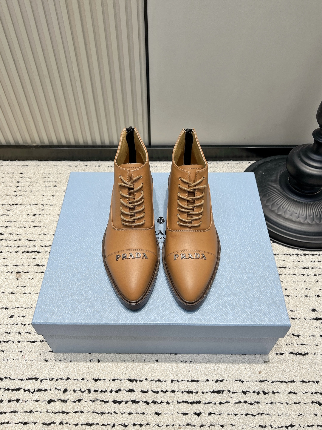 NO:921999,Prada Pointed Toe Lace Up Short Boots for Women Back Zipper British Style Oxford Ankle Boots These Prada short boots are perfect for autumn and winter Maillard wear!  Delicate smooth cowhide, warm caramel brown, full of retro atmosphere. Metal letter logo on the toe, exquisite and low-key, full of recognition. Cross-lace design on the front, restoring the classic British Oxford shoe style; Invisible zipper design on the back, saying goodbye to the cumbersome tying of shoelaces, making it easier to put on and take off. The slender pointed toe style visually lengthens the calf line; the low square block heel makes walking stable and comfortable.  It goes well with suits, windbreakers, jeans, and skirts. It is suitable for commuting and daily outings. It is elegant and capable. The autumn and winter atmosphere is directly grasped, and the sense of high-end is stable~ ■Cow leather upper ■Sheepskin lining ■Outsole rubber ■Size35-41 (40.41. Customized, non-refundable), boots, prada, prada, boots, skirts, jeans, business suit, cowhide, sheepskin19860909Prada普拉达尖头系带短靴女 后拉链英伦风牛津踝靴 这双Prada短靴太适配秋冬美拉德穿搭！ 细腻平滑牛皮,暖调焦糖棕复古氛围感拉满. 鞋头金属字母Logo,精致又低调,辨识度拉满. 正面交叉系带设计,还原经典英伦牛津鞋版型； 后侧隐形拉链设计,告别繁琐系鞋带,穿脱更便捷. 修长尖头版型,视觉上拉长小腿线条；低方粗跟,走路稳当舒适. 搭配西装、风衣、牛仔裤、半身裙都很出彩,通勤、日常出街都适配,优雅又干练. 秋冬氛围感直接拿捏,高级感稳稳在线～ ■鞋面牛皮 ■内里羊皮 ■大底橡胶 ■size35-41（40.41.定做不退换）,靴子,prada,prada,boots,skirts,jeans,business suit,cowhide,sheepskin,Women's Shoes