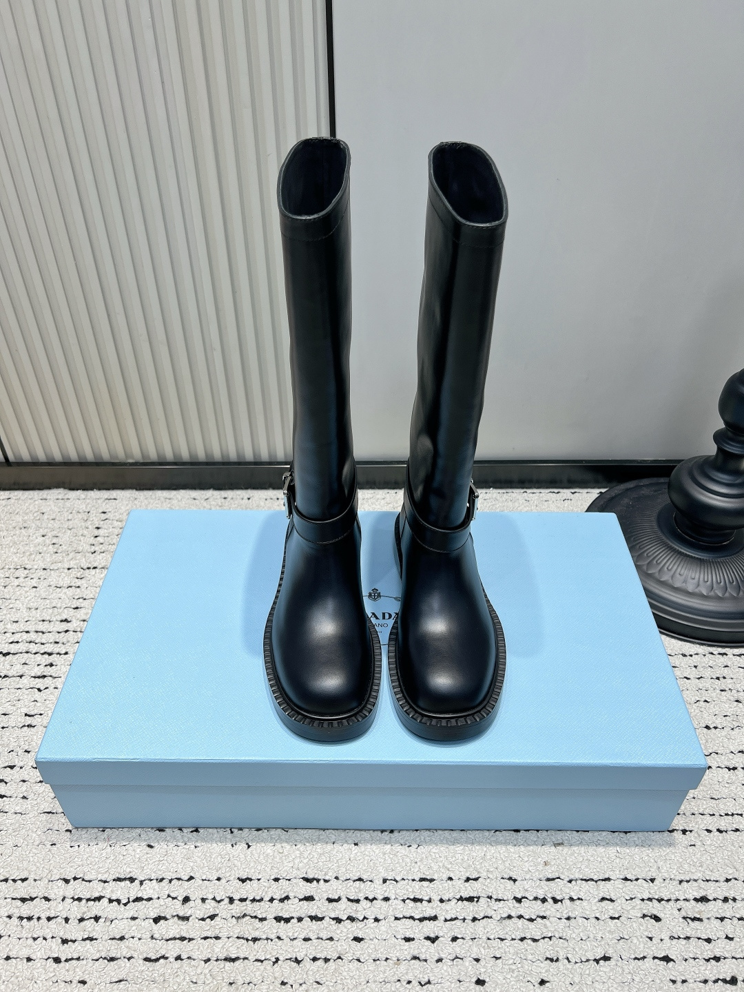 NO:922012,Prada glossy patent leather rider boots for women, belt buckle thick-soled straight motorcycle high boots Prada's pair of patent leather rider boots are full of atmosphere!  Made of high-gloss patent leather material, the texture is high-end and eye-catching, and it has a cool aura. The boot body is designed with a silver belt buckle and the iconic triangular metal logo, making it highly recognizable. The straight and loose boot style is very friendly to the calf muscles and modifies the leg lines. The sawtooth thickened flat bottom conceals the heightening effect and makes walking stable and not tiring. Millennial Y2K motorcycle style, it is super fashionable to match short skirts, leather pants, straight jeans, and coats.  Whether it's for daily outings or date wear, you can easily create a cool and beautiful look. This is a must-have item for autumn and winter!  ■Matte cowhide upper ■Sheepskin lining ■Rubber outsole ■size35-41 (40.41. Customized, non-returnable), boots, prada, prada, boots, skirts, jeans, cowhide, sheepskin19860909Prada普拉达亮面漆皮骑士靴女 皮带扣厚底直筒机车高筒靴 Prada这双漆皮骑士靴氛围感直接拉满！ 高光亮面的漆皮材质,质感高级亮眼,自带酷飒气场. 靴身搭配银色皮带扣设计,加上标志性三角金属Logo,辨识度十足. 直筒宽松靴筒版型,对小腿肌肉腿非常友好,修饰腿部线条. 锯齿加厚平底,暗藏增高效果,行走稳当不累脚. 千禧Y2K机车风,搭配短裙、皮裤、直筒牛仔裤、大衣都超时髦. 不管是日常出街还是约会穿搭,轻松打造又酷又美的造型,秋冬必入单品！ ■鞋面哑光牛皮 ■内里羊皮 ■大底橡胶 ■size35-41（40.41.定做不退换）,靴子,prada,prada,boots,skirts,jeans,cowhide,sheepskin,Women's Shoes