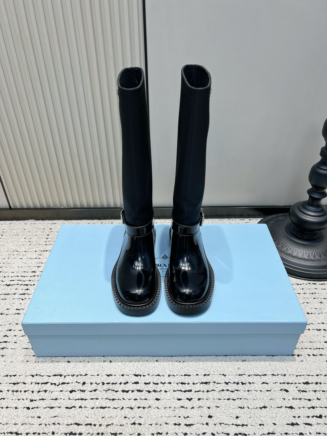 NO:922015,Prada glossy patent leather rider boots for women, belt buckle thick-soled straight motorcycle high boots Prada's pair of patent leather rider boots are full of atmosphere!  Made of high-gloss patent leather material, the texture is high-end and eye-catching, and it has a cool aura. The boot body is designed with a silver belt buckle and the iconic triangular metal logo, making it highly recognizable. The straight and loose boot style is very friendly to the calf muscles and modifies the leg lines. The sawtooth thickened flat bottom conceals the heightening effect and makes walking stable and not tiring. Millennial Y2K motorcycle style, it is super fashionable to match short skirts, leather pants, straight jeans, and coats.  Whether it's for daily outings or date wear, you can easily create a cool and beautiful look. This is a must-have item for autumn and winter!  ■Patent leather upper ■Sheepskin lining ■Rubber outsole ■size35-41 (40.41. Customized, non-returnable), boots, prada, prada, boots, skirts, jeans, sheepskin19860909Prada普拉达亮面漆皮骑士靴女 皮带扣厚底直筒机车高筒靴 Prada这双漆皮骑士靴氛围感直接拉满！ 高光亮面的漆皮材质,质感高级亮眼,自带酷飒气场. 靴身搭配银色皮带扣设计,加上标志性三角金属Logo,辨识度十足. 直筒宽松靴筒版型,对小腿肌肉腿非常友好,修饰腿部线条. 锯齿加厚平底,暗藏增高效果,行走稳当不累脚. 千禧Y2K机车风,搭配短裙、皮裤、直筒牛仔裤、大衣都超时髦. 不管是日常出街还是约会穿搭,轻松打造又酷又美的造型,秋冬必入单品！ ■鞋面漆皮 ■内里羊皮 ■大底橡胶 ■size35-41（40.41.定做不退换）,靴子,prada,prada,boots,skirts,jeans,sheepskin,Women's Shoes
