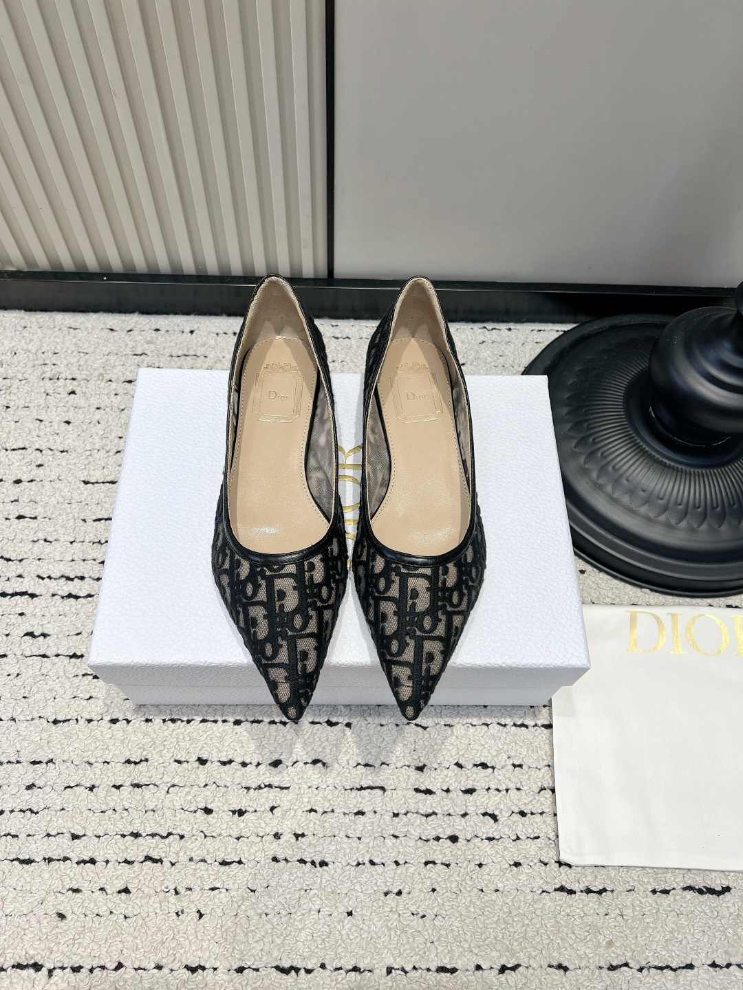 NO:922014,Made in Guangdong, Dior Dior Mesh Embroidered Pointed Toe Flat Shoes for Women 26ss Dior’s mesh pointed toe flats are so elegant!  Full of DOrloge classic embroidery patterns, the texture is exquisite and delicate. The neat pointed toe design visually lengthens the foot shape and makes it look slimmer. The edges are reinforced with genuine leather and the small V cut on the side fits the foot without rubbing. The soft waxy sheepskin lining and flat-bottomed style make it stress-free for commuting. Suitable for all outfits, and can be matched with dresses, suits, and skirts.  It is suitable for daily commuting, dating for afternoon tea, and even as wedding shoes. It directly fills the atmosphere. It is low-key and elegant, and perfectly captures the French gentleness~ ■Cow leather upper + mesh ■Sheepskin lining ■Genuine leather outsole ■Size35-42 (40.41.42. Customized, non-returnable), single shoes, dior, dior, flats, skirts, business suit, cowhide, sheepskin19860909莞产  Dior迪奥网纱刺绣尖头平底鞋女 26ss 迪奥这款网纱尖头平底鞋真的太优雅了！ 满幅DOrloge经典刺绣纹样,肌理精致细腻. 利落尖头设计,视觉上拉长脚型,显瘦一绝. 边缘真皮包边加固,侧边小V剪裁,贴合脚面不磨脚. 软糯羊皮内里,平底款式,通勤暴走毫无压力. 适配所有穿搭,连衣裙、西装、半裙都能搭配. 日常通勤、约会下午茶、甚至作为婚鞋都很合适,氛围感直接拉满. 低调显贵,把法式温柔完美拿捏～ ■鞋面牛皮包边+网纱 ■内里羊皮 ■大底真皮 ■size35-42（40.41.42.定做不退换）,单鞋,dior,dior,flats,skirts,business suit,cowhide,sheepskin,Women's Shoes