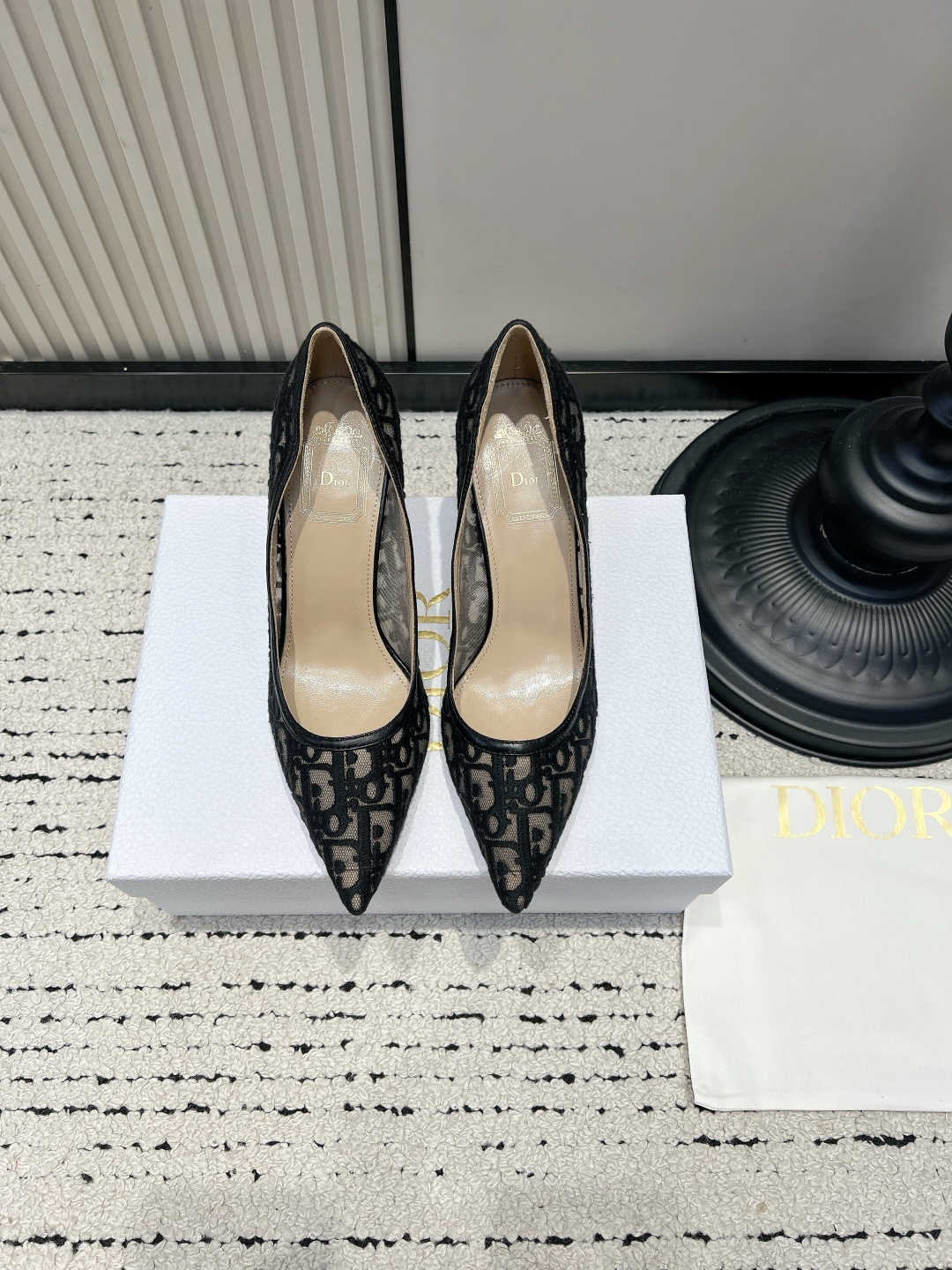 NO:922017,Made in Guangdong, Dior Dior Mesh Embroidered Pointed Toe Stiletto High Heels for Women 26ss Dior’s mesh pointed toe high heels are really so elegant!  Full of DOrloge classic embroidery patterns, the texture is exquisite and delicate. The neat pointed toe design visually elongates the foot shape and makes it look slimmer. The edges are reinforced with genuine leather and the small V-cut on the side fits the foot without rubbing. The soft waxy sheepskin lining and high-heeled style make it stress-free for commuting. Suitable for all outfits, and can be matched with dresses, suits, and skirts.  Suitable for daily commuting, tea dates, and even as wedding shoes. It adds a sense of atmosphere. Low-key and elegant, with a perfect touch of French gentleness~ ■Cow leather upper + mesh ■Sheepskin lining ■Genuine leather outsole ■size 35-42 (40.41.42. Customized, non-refundable), single shoes, dior, dior, high heels, skirts, business suit, cowhide, sheepskin19860909莞产  Dior迪奥网纱刺绣尖头细跟高跟鞋女 26ss 迪奥这款网纱尖头高跟鞋真的太优雅了！ 满幅DOrloge经典刺绣纹样,肌理精致细腻. 利落尖头设计,视觉上拉长脚型,显瘦一绝. 边缘真皮包边加固,侧边小V剪裁,贴合脚面不磨脚. 软糯羊皮内里,高跟款式,通勤暴走毫无压力. 适配所有穿搭,连衣裙、西装、半裙都能搭配. 日常通勤、约会下午茶、甚至作为婚鞋都很合适,氛围感直接拉满. 低调显贵,把法式温柔完美拿捏～ ■鞋面牛皮包边+网纱 ■内里羊皮 ■大底真皮 ■size35-42（40.41.42.定做不退换）,单鞋,dior,dior,high heels,skirts,business suit,cowhide,sheepskin,Women's Shoes