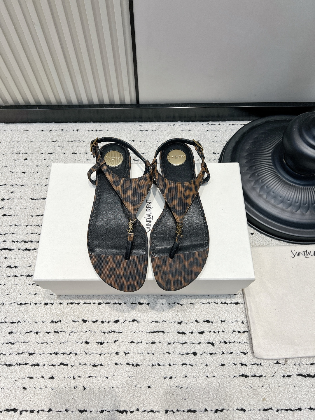NO:930355,Saint Lauren*YSL26ss new summer T-shaped flip-flop sandals. This pair of metal-marked T-shaped flip-flop sandals is a must-have summer style with a retro atmosphere. It is easy to handle and has a casual and refined relaxed temperament. The T-shaped strap design of the shoe body is simple and neat, with clean lines and modified foot shape. The metal mark embellishment at the toe is low-key and noble, which completes the brand's iconic sense of sophistication. The leopard print model has its own retro hottie atmosphere.  The adaptability is very high, jeans can be worn with a casual street feel, dresses are suitable for gentle holiday styles, shorts and wide-leg pants can also be easily held, and are suitable for daily commuting, shopping or traveling to the beach. ■Cow leather upper/silk ■Sheepskin lining ■Outsole Italian leather outsole ■Size35-42 (customized sizes 40, 41 and 42 are not returnable), split-toe shoes, saint laurent, saint  laurent,sandals,skirts,shorts,jeans,cowhide,sheepskin,real silk,Leather soles19860909Saint Lauren*YSL26ss夏季新款T字夹脚凉鞋 这双金属标T字夹脚凉鞋,是自带复古氛围感的夏日刚需款,轻松拿捏随性又精致的松弛气质.鞋身的T字带设计简约利落,线条干净又修饰脚型,夹脚处的金属标点缀低调又显贵,把品牌标志性的精致感拉满,豹纹款更是自带复古辣妹氛围. 搭配上适配度超高,牛仔裤能穿出随性街头感,连衣裙适配温柔度假风,短裤和阔腿裤也能轻松hold住,日常通勤、逛街或者海边出行都很合适. ■鞋面牛皮/真丝 ■内里羊皮 ■大底意大利真皮大底 ■size35-42（40、41、42码定制不退换）,分趾鞋,saint laurent,saint laurent,sandals,skirts,shorts,jeans,cowhide,sheepskin,real silk,Leather soles,Women's Shoes