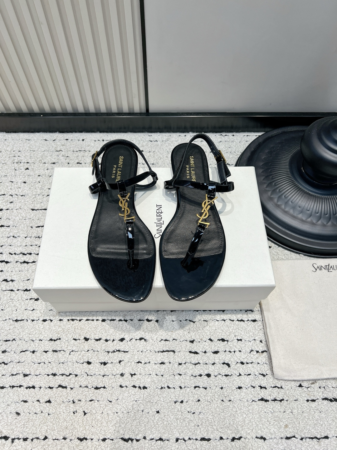 NO:930364,Saint Lauren*YSL26ss new summer T-shaped flip-flop sandals. This pair of metal-marked T-shaped flip-flop sandals is a must-have summer style with a retro atmosphere. It is easy to handle and has a casual and refined relaxed temperament. The T-shaped strap design of the shoe body is simple and neat, with clean lines and modified foot shape. The metal mark embellishment at the toe is low-key and noble, which completes the brand's iconic sense of sophistication. The leopard print model has its own retro hottie atmosphere.  The adaptability is very high, jeans can be worn with a casual street feel, dresses are suitable for gentle holiday styles, shorts and wide-leg pants can also be easily held, and are suitable for daily commuting, shopping or traveling to the beach. ■Cow leather upper/silk ■Sheepskin lining ■Outsole Italian leather outsole ■Size35-42 (customized sizes 40, 41 and 42 are not returnable), split-toe shoes, saint laurent, saint  laurent,sandals,skirts,shorts,jeans,cowhide,sheepskin,real silk,Leather soles19860909Saint Lauren*YSL26ss夏季新款T字夹脚凉鞋 这双金属标T字夹脚凉鞋,是自带复古氛围感的夏日刚需款,轻松拿捏随性又精致的松弛气质.鞋身的T字带设计简约利落,线条干净又修饰脚型,夹脚处的金属标点缀低调又显贵,把品牌标志性的精致感拉满,豹纹款更是自带复古辣妹氛围. 搭配上适配度超高,牛仔裤能穿出随性街头感,连衣裙适配温柔度假风,短裤和阔腿裤也能轻松hold住,日常通勤、逛街或者海边出行都很合适. ■鞋面牛皮/真丝 ■内里羊皮 ■大底意大利真皮大底 ■size35-42（40、41、42码定制不退换）,分趾鞋,saint laurent,saint laurent,sandals,skirts,shorts,jeans,cowhide,sheepskin,real silk,Leather soles,Women's Shoes