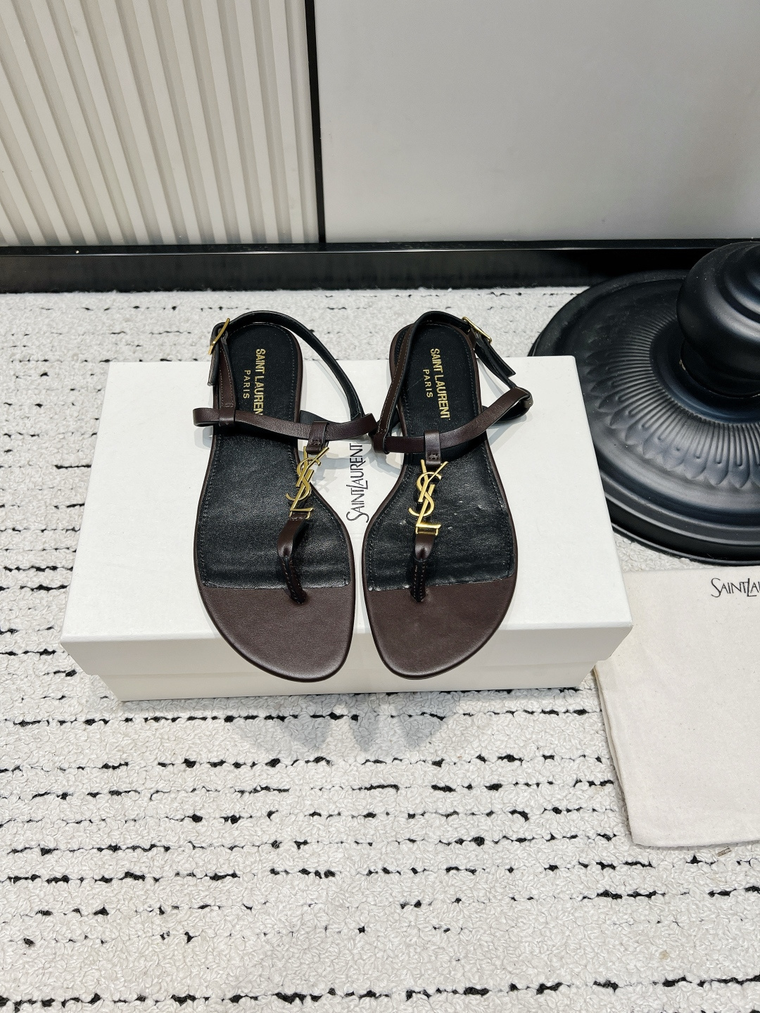 NO:930289,Saint Lauren*YSL26ss new summer T-shaped flip-flop sandals. This pair of metal-marked T-shaped flip-flop sandals is a must-have summer style with a retro atmosphere. It is easy to handle and has a casual and refined relaxed temperament. The T-shaped strap design of the shoe body is simple and neat, with clean lines and modified foot shape. The metal mark embellishment at the toe is low-key and noble, which completes the brand's iconic sense of sophistication. The leopard print model has its own retro hottie atmosphere.  The adaptability is very high, jeans can be worn with a casual street feel, dresses are suitable for gentle holiday styles, shorts and wide-leg pants can also be easily held, and are suitable for daily commuting, shopping or traveling to the beach. ■Cow leather upper/silk ■Sheepskin lining ■Outsole Italian leather outsole ■Size35-42 (customized sizes 40, 41 and 42 are not returnable), split-toe shoes, saint laurent, saint  laurent,sandals,skirts,shorts,jeans,cowhide,sheepskin,real silk,Leather soles19860909Saint Lauren*YSL26ss夏季新款T字夹脚凉鞋 这双金属标T字夹脚凉鞋,是自带复古氛围感的夏日刚需款,轻松拿捏随性又精致的松弛气质.鞋身的T字带设计简约利落,线条干净又修饰脚型,夹脚处的金属标点缀低调又显贵,把品牌标志性的精致感拉满,豹纹款更是自带复古辣妹氛围. 搭配上适配度超高,牛仔裤能穿出随性街头感,连衣裙适配温柔度假风,短裤和阔腿裤也能轻松hold住,日常通勤、逛街或者海边出行都很合适. ■鞋面牛皮/真丝 ■内里羊皮 ■大底意大利真皮大底 ■size35-42（40、41、42码定制不退换）,分趾鞋,saint laurent,saint laurent,sandals,skirts,shorts,jeans,cowhide,sheepskin,real silk,Leather soles,Women's Shoes