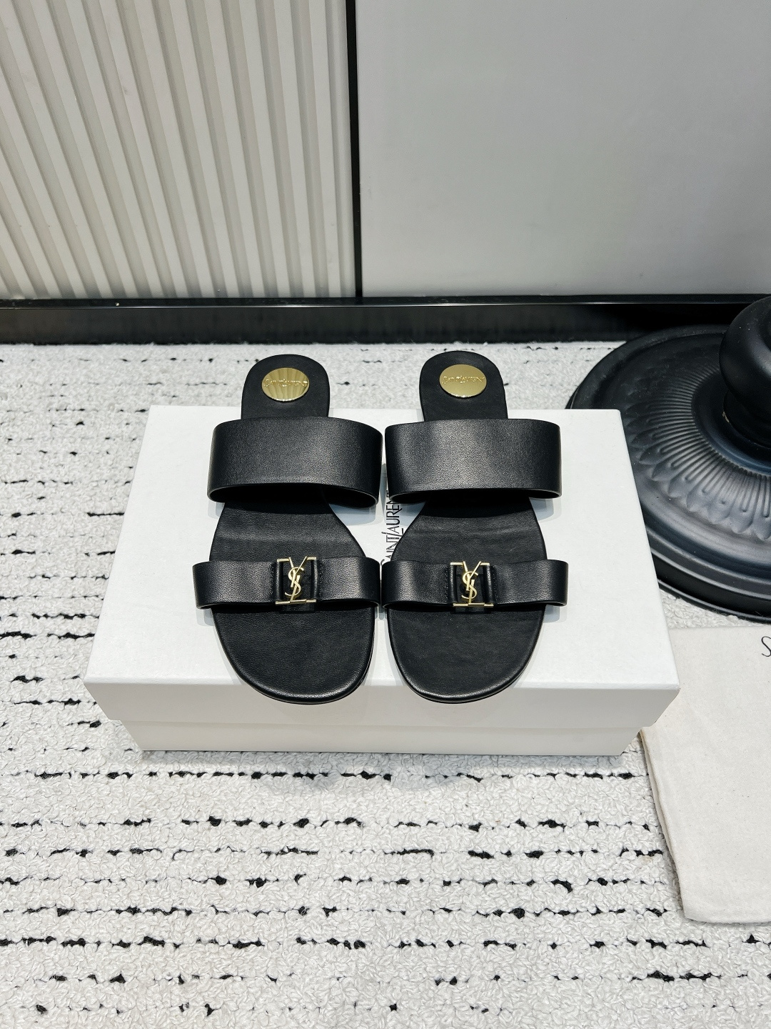 NO:930298,SAINT LAURENT Saint Laurent 2026/vs spring and summer new fashion shoes This pair of high-heeled sandals is definitely a dark horse player. It is very good-looking and is popular among Internet celebrity bloggers. It makes the goddesses heart-beat, especially this square-toe series. It is simply addictive. Super beautiful~ Any light is super bright. It is really sparkling and attractive. The toe adopts the original one-to-one customized round toe, showing the golden classic of the Saint Laurent brand. ■Material original custom sheepskin  ■Original custom-made sheepskin lining ■Original custom-made sheepskin for feet ■Original custom-made leather outsole ■Size 35-39 (40.41.42.customized), split-toe shoes, saint laurent, saint laurent, sheepskin, Leather soles19860909SAINT LAURENT圣罗兰2026/vs春夏新品时装单鞋 这双高跟凉拖绝对是黑马选手 颜值超高 网红博主火爆追捧 特让女神们心动 特别是这种方头系列 简直是中毒的节奏 超美～ 随便一个光线都超级亮眼 真是闪闪惹人爱上鞋头采用原版一比一定制圆头,展现出圣罗兰品牌的金典 ■面料原版定制羊皮 ■内里原版定制羊皮 ■垫脚原版定制羊皮 ■鞋底原版定制真皮大底 ■码数35-39（40.41.42.定制）,分趾鞋,saint laurent,saint laurent,sheepskin,Leather soles,Women's Shoes