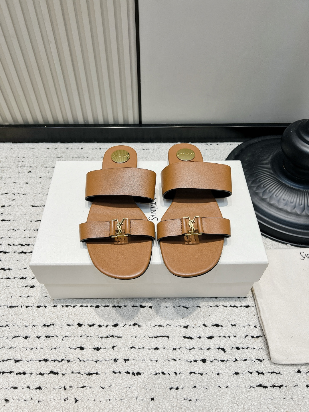 NO:930306,SAINT LAURENT Saint Laurent 2026/vs spring and summer new fashion shoes This pair of high-heeled sandals is definitely a dark horse player. It is very good-looking and is popular among Internet celebrity bloggers. It makes the goddesses heart-beat, especially this square-toe series. It is simply addictive. Super beautiful~ Any light is super bright. It is really sparkling and attractive. The toe adopts the original one-to-one customized round toe, showing the golden classic of the Saint Laurent brand. ■Material original custom sheepskin  ■Original custom-made sheepskin lining ■Original custom-made sheepskin for feet ■Original custom-made leather outsole ■Size 35-39 (40.41.42.customized), split-toe shoes, saint laurent, saint laurent, sheepskin, Leather soles19860909SAINT LAURENT圣罗兰2026/vs春夏新品时装单鞋 这双高跟凉拖绝对是黑马选手 颜值超高 网红博主火爆追捧 特让女神们心动 特别是这种方头系列 简直是中毒的节奏 超美～ 随便一个光线都超级亮眼 真是闪闪惹人爱上鞋头采用原版一比一定制圆头,展现出圣罗兰品牌的金典 ■面料原版定制羊皮 ■内里原版定制羊皮 ■垫脚原版定制羊皮 ■鞋底原版定制真皮大底 ■码数35-39（40.41.42.定制）,分趾鞋,saint laurent,saint laurent,sheepskin,Leather soles,Women's Shoes