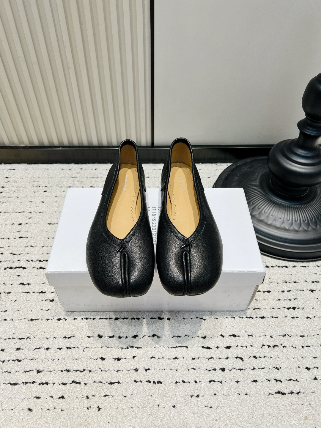 NO:930322,Maison Margiela MM6 new split-toe shoes Tabi split-toe shoes Original molded double-layer genuine leather soles Original slip-lasted shoes are very generous and easy to match with various styles The gospel of short legs The upper body instantly becomes longer legs The upper feet are not constrained by conventions, you can be yourself as you like ~ Fried chicken on the feet is soft and comfortable Uppers with imported horsehide washing technology Original sheepskin lining Outsole Original Italian double-layer leather soles ■Size:  35-41 (40 41 customized, non-refundable), split-toe shoes, masion margiela, masion margiela, sheepskin19860909Maison Margiela MM6马吉拉 新款 分趾鞋 Tabi分趾鞋 原版开模双层真皮鞋底 原版套楦鞋型很大方 搭配各种风格都 轻松驾驭 小短腿的福音 上身瞬间秒变大长腿 上脚不被常规所拘束,随心所欲做自己～上脚炒鸡柔软舒适 鞋面进口马皮水洗工艺 内里原版羊皮 大底原版意大利双层真皮底跟 ■Size: 35-41（40 41 定制不退换）,分趾鞋,masion margiela,masion margiela,sheepskin,Women's Shoes