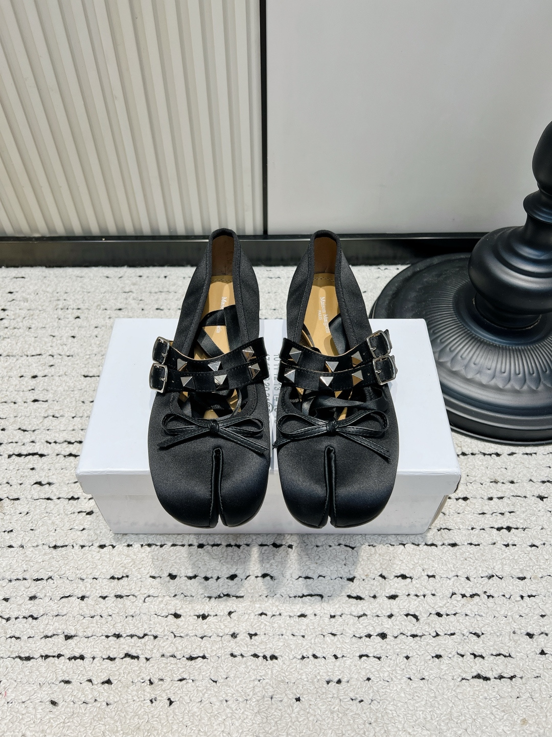 NO:930330,Maison Margiel* new summer style split-toe Mary Jane shoes with rivet straps. The classic split-toe shoe style is equipped with double rivet strap design. The double-buckle metal adjustment strap can fit freely around the ankle without pinching the skin. The small bow on the toe box has a soft and tough rivet texture. It moderately exposes the instep line and gently modifies the foot shape. The flat low heel height allows for casual laziness and relaxed walking. The satin upper texture is soft and delicate, and there is no sense of heavy restraint for daily wear in all seasons.  It is suitable for a wide range of daily wear. The black model is suitable for leather skirts and overalls to create a cool and sweet girl style. The nude pink model is suitable for floral skirts and knitted suits to create a gentle Korean ballet style. The silver gray model is suitable for suit jackets and straight pants to create a cool niche look. It can be easily worn with skirts and trousers. ■ Silk fabric upper ■ Imported water-dyed cowhide inside ■ Outsole genuine leather  ■size 35-40 (customized sizes 40 are non-refundable), split-toe shoes, mary jane, skirts, jackets & coats, business suit, cowhide, real silk, Leather soles19860909Maison Margiel*夏季新款铆钉绑带分趾玛丽珍单鞋 经典分趾鞋型搭配双条铆钉绑带设计,双扣金属调节带可自由贴合脚踝不勒肤,鞋头小巧蝴蝶结柔和硬朗铆钉质感,适度露出脚背线条柔和修饰脚型,平底低跟高度兼顾随性慵懒与行走松弛感,缎面鞋面肌理柔润细腻,四季日常穿着毫无厚重束缚感. 日常穿搭适配范围很广,黑色款适配皮质短裙、工装裤打造酷飒甜妹风,裸粉色款搭配碎花半身裙、针织套装打造温柔韩系芭蕾风,银灰色款适配西装外套、直筒裤打造清冷小众造型,裙装裤装皆可轻松驾驭. ■鞋面真丝布面 ■内里进口水染牛皮 ■大底真皮大底 ■size35-40码（40码定制不退换）,分趾鞋,mary jane,skirts,jackets & coats,business suit,cowhide,real silk,Leather soles,Women's Shoes