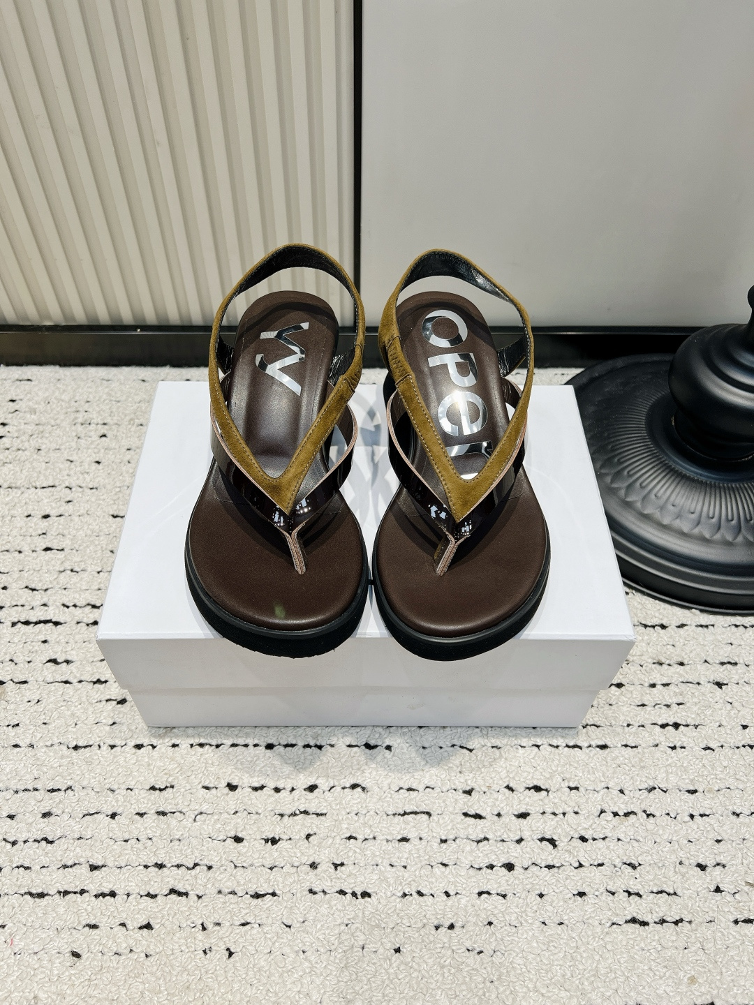 NO:930339,OpenYY color-blocked thong sandals for women with flat flip-flops 26ss. This pair of OpenYY sandals captures the summer atmosphere!  The contrasting leather surface is matched with black soles, the color is clean and eye-catching, and the upper body matches the skin tone of the foot, so even girls with yellow skin can rest assured. The V-shaped clip-toe cut quietly elongates the line of the foot, and the back strap design firmly locks the heel, so it does not slip or abrade the feet when walking. The soft flat sole makes it possible to go shopping or walk around at the beach all day long without getting tired, and the leather lining is delicate and skin-friendly.  Suitable for pairing with jeans, floral skirts, and casual shorts. The Korean style is simple and relaxed, and it will not hit the niche!  ■Cow leather upper + sheep leather ■Sheep leather for foot pads ■Foam rubber outsole ■size 34-40 (34.40. Customized, non-returnable), split-toe shoes, sandals, flats, skirts, shorts, jeans, cowhide, sheepskin, sheep19860909OpenYY拼色夹趾凉鞋女后绊带平底人字拖26ss 被这双OpenYY凉鞋狠狠拿捏住夏日氛围感！ 撞色皮面搭配黑色鞋底,配色干净又亮眼,上脚巨衬肤色,黄皮姐妹也能放心冲. V型夹趾剪裁悄悄拉长脚面线条,后绊带设计牢牢锁住脚后跟,走路完全不打滑、不磨脚. 软乎乎平底鞋底,逛街、海边出游暴走一整天都不累,皮质内里细腻亲肤. 搭配牛仔裤、碎花裙、休闲短裤都适配,韩系简约松弛感直接拉满,小众不撞款！ ■鞋面牛皮+羊京 ■垫脚羊皮 ■大底橡胶发泡 ■size34-40（34.40.定做不退换）,分趾鞋,sandals,flats,skirts,shorts,jeans,cowhide,sheepskin,sheep,Women's Shoes