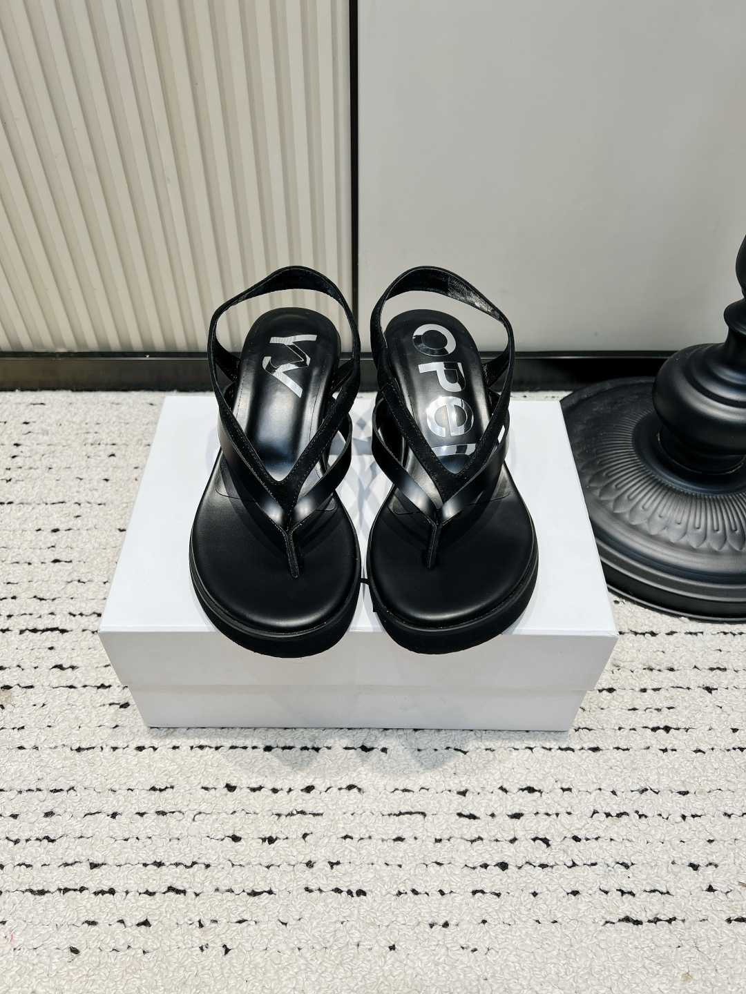 NO:930347,OpenYY color-blocked thong sandals for women with flat flip-flops 26ss. This pair of OpenYY sandals captures the summer atmosphere!  The contrasting leather surface is matched with black soles, the color is clean and eye-catching, and the upper body matches the skin tone of the foot, so even girls with yellow skin can rest assured. The V-shaped clip-toe cut quietly elongates the line of the foot, and the back strap design firmly locks the heel, so it does not slip or abrade the feet when walking. The soft flat sole makes it possible to go shopping or walk around at the beach all day long without getting tired, and the leather lining is delicate and skin-friendly.  Suitable for pairing with jeans, floral skirts, and casual shorts. The Korean style is simple and relaxed, and it will not hit the niche!  ■Cow leather upper + sheep leather ■Sheep leather for foot pads ■Foam rubber outsole ■size 34-40 (34.40. Customized, non-returnable), split-toe shoes, sandals, flats, skirts, shorts, jeans, cowhide, sheepskin, sheep19860909OpenYY拼色夹趾凉鞋女后绊带平底人字拖26ss 被这双OpenYY凉鞋狠狠拿捏住夏日氛围感！ 撞色皮面搭配黑色鞋底,配色干净又亮眼,上脚巨衬肤色,黄皮姐妹也能放心冲. V型夹趾剪裁悄悄拉长脚面线条,后绊带设计牢牢锁住脚后跟,走路完全不打滑、不磨脚. 软乎乎平底鞋底,逛街、海边出游暴走一整天都不累,皮质内里细腻亲肤. 搭配牛仔裤、碎花裙、休闲短裤都适配,韩系简约松弛感直接拉满,小众不撞款！ ■鞋面牛皮+羊京 ■垫脚羊皮 ■大底橡胶发泡 ■size34-40（34.40.定做不退换）,分趾鞋,sandals,flats,skirts,shorts,jeans,cowhide,sheepskin,sheep,Women's Shoes