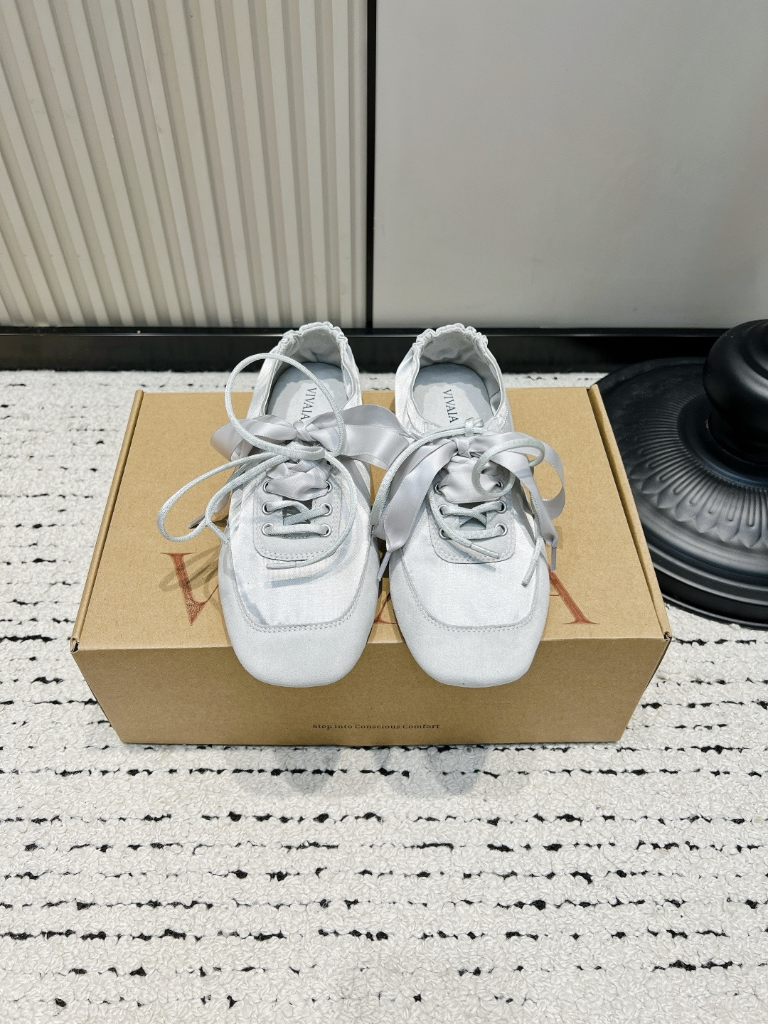 NO:930305,VIVAIA satin ballet shoes women's ribbon lace-up soft-soled flat shoes 26ss Who can resist a pair of soft-soled ballet shoes!  The texture of VIVAIA's satin model is straight forward. The delicate satin surface has a fine shimmer, which is gentle and cool in the sun. The widened square toe does not crowd the toes, and the pleated elastic design on the heel is suitable for both fat and thin feet. It is matched with a ribbon bow of the same color and adds a sweet atmosphere. The sole is soft enough to bend, so your feet will not be tired after walking for a long time. There is no pressure when commuting or shopping, and the environmentally friendly fabric is skin-friendly and does not abrade the feet.  It goes well with skirts, jeans, and dresses. You can choose between gentle Korean style and cool girly style with just one click. It’s versatile for everyday wear and you don’t have to choose between outfits!  ■35-40 (40 is custom-made and non-refundable), ballet shoes, skirts, jeans19860909VIVAIA缎面芭蕾鞋女丝带系带软底平底单鞋26ss 谁能拒绝一双自带柔光的芭蕾鞋！ VIVAIA这双缎面款质感直接拉满,细腻缎面自带细闪,阳光下温柔又清冷. 加宽方头不挤脚趾,后跟褶皱弹力设计,脚胖脚瘦都适配,搭配同色系丝带蝴蝶结,甜美氛围感拉满. 鞋底软到能弯折,久走不累脚,通勤逛街暴走毫无压力,环保面料亲肤不磨脚. 配半身裙、牛仔裤、连衣裙都超适配,温柔韩系、清冷千金风一键拿捏,日常百搭不挑穿搭！ ■35-40（40定做不退换）,芭蕾舞鞋,skirts,jeans,Women's Shoes
