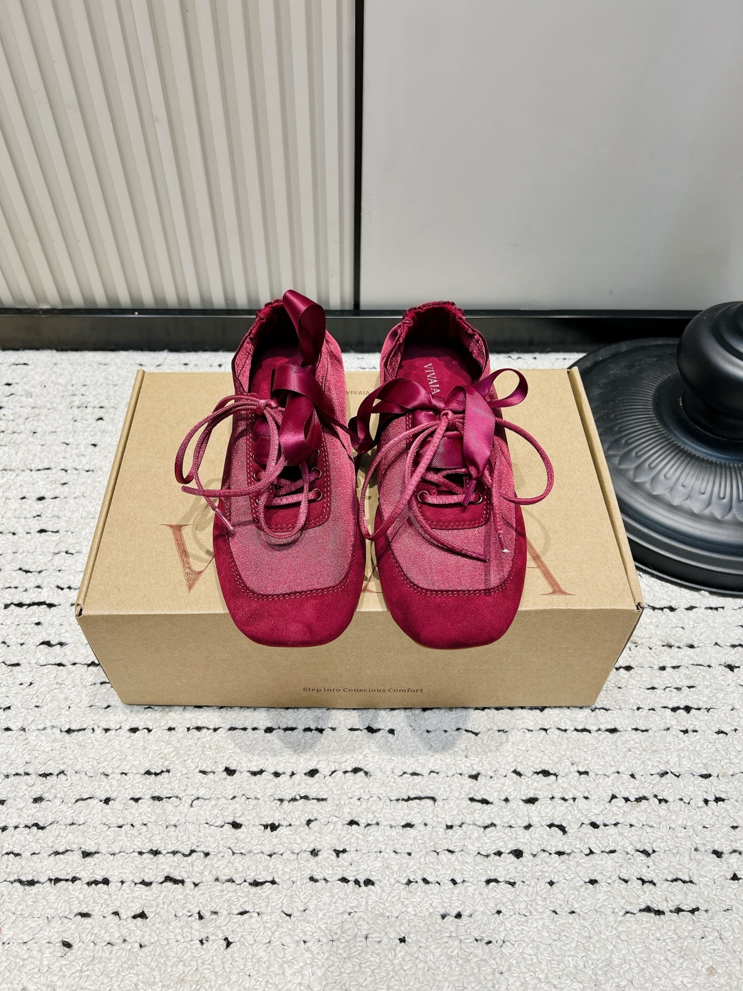 NO:930313,VIVAIA satin ballet shoes women's ribbon lace-up soft-soled flat shoes 26ss Who can resist a pair of soft-soled ballet shoes!  The texture of VIVAIA's satin model is straight forward. The delicate satin surface has a fine shimmer, which is gentle and cool in the sun. The widened square toe does not crowd the toes, and the pleated elastic design on the heel is suitable for both fat and thin feet. It is matched with a ribbon bow of the same color and adds a sweet atmosphere. The sole is soft enough to bend, so your feet will not be tired after walking for a long time. There is no pressure when commuting or shopping, and the environmentally friendly fabric is skin-friendly and does not abrade the feet.  It goes well with skirts, jeans, and dresses. You can choose between gentle Korean style and cool girly style with just one click. It’s versatile for everyday wear and you don’t have to choose between outfits!  ■35-40 (40 is custom-made and non-refundable), ballet shoes, skirts, jeans19860909VIVAIA缎面芭蕾鞋女丝带系带软底平底单鞋26ss 谁能拒绝一双自带柔光的芭蕾鞋！ VIVAIA这双缎面款质感直接拉满,细腻缎面自带细闪,阳光下温柔又清冷. 加宽方头不挤脚趾,后跟褶皱弹力设计,脚胖脚瘦都适配,搭配同色系丝带蝴蝶结,甜美氛围感拉满. 鞋底软到能弯折,久走不累脚,通勤逛街暴走毫无压力,环保面料亲肤不磨脚. 配半身裙、牛仔裤、连衣裙都超适配,温柔韩系、清冷千金风一键拿捏,日常百搭不挑穿搭！ ■35-40（40定做不退换）,芭蕾舞鞋,skirts,jeans,Women's Shoes