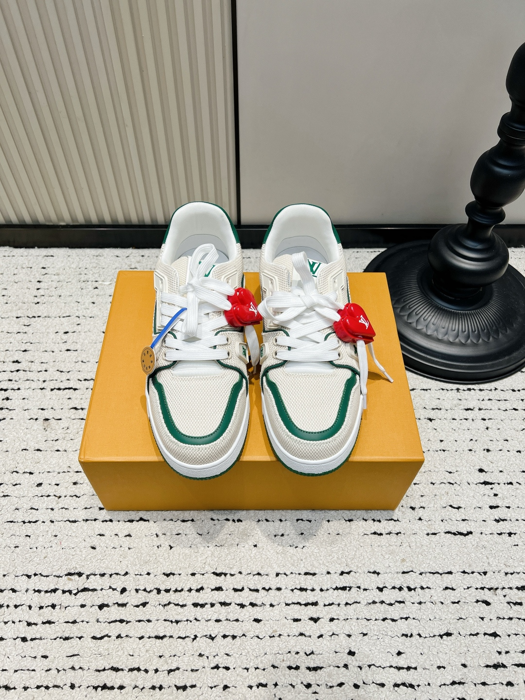 NO:930287,Accessories LV Trainer sneakers, canvas splicing couple's casual sneakers 26ss, the natal sneakers of the year are chosen by LV's Trainer!  The off-white canvas is paired with retro green cowhide leather edging. The refreshing contrasting color is perfect for spring and summer, and has a retro street feel. The shoe body comes with a LV metal logo and a small red heart pendant. It is full of details and is very eye-catching when you take a photo. The thick rubber sole is quietly increased, and the upper foot is modified to show the slender foot. The canvas fabric is breathable and not stuffy, making it stress-free for commuting, shopping, and running around all day long.  The same style for men and women, a pair for couples is super atmospheric. They all look great with jeans, sports skirts, and wide-leg pants. All-match white shoes are a must-have for fashionistas!  ■Breathable canvas upper + edged cowhide ■Sheepskin lining ■Outsole rubber non-slip outsole ■size 35-45 (custom-made for 40 women and 45 men, non-returnable), casual shoes/sports shoes, louis vuitton, sneakers, skirts, jeans, cowhide, sheepskin19860909配饰 LV Trainer板鞋 帆布拼接情侣休闲运动鞋26ss 年度本命板鞋被LV这双Trainer拿捏！ 米白帆布搭配复古绿牛皮包边,清爽撞色春夏巨适配,自带复古街头感. 鞋身自带LV金属标识,红色爱心小挂饰,细节感直接拉满,随手拍都很出片. 厚底橡胶鞋底悄悄增高,上脚修饰脚型显脚纤细,帆布面料透气不闷脚,通勤、逛街、运动暴走一整天无压力. 男女同款,情侣搭一对超有氛围感,搭配牛仔裤、运动裙、阔腿裤全都好看,潮人必备百搭小白鞋！ ■鞋面透气帆布+包边牛皮 ■内里羊皮 ■大底橡胶防滑大底 ■size35-45（40女45男定做不退换）,休闲鞋/运动鞋,louis vuitton,sneakers,skirts,jeans,cowhide,sheepskin,Women's Shoes