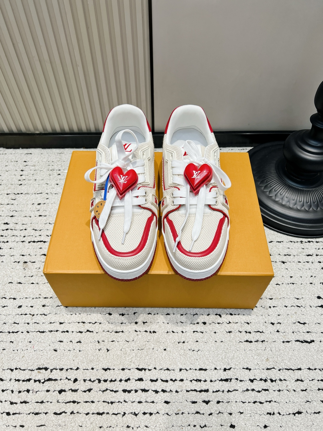 NO:930296,Accessories LV Trainer sneakers, canvas splicing couple's casual sneakers 26ss, the natal sneakers of the year are chosen by LV's Trainer!  The off-white canvas is paired with retro green cowhide leather edging. The refreshing contrasting color is perfect for spring and summer, and has a retro street feel. The shoe body comes with a LV metal logo and a small red heart pendant. It is full of details and is very eye-catching when you take a photo. The thick rubber sole is quietly increased, and the upper foot is modified to show the slender foot. The canvas fabric is breathable and not stuffy, making it stress-free for commuting, shopping, and running around all day long.  The same style for men and women, a pair for couples is super atmospheric. They all look great with jeans, sports skirts, and wide-leg pants. All-match white shoes are a must-have for fashionistas!  ■Breathable canvas upper + edged cowhide ■Sheepskin lining ■Outsole rubber non-slip outsole ■size 35-45 (custom-made for 40 women and 45 men, non-returnable), casual shoes/sports shoes, louis vuitton, sneakers, skirts, jeans, cowhide, sheepskin19860909配饰 LV Trainer板鞋 帆布拼接情侣休闲运动鞋26ss 年度本命板鞋被LV这双Trainer拿捏！ 米白帆布搭配复古绿牛皮包边,清爽撞色春夏巨适配,自带复古街头感. 鞋身自带LV金属标识,红色爱心小挂饰,细节感直接拉满,随手拍都很出片. 厚底橡胶鞋底悄悄增高,上脚修饰脚型显脚纤细,帆布面料透气不闷脚,通勤、逛街、运动暴走一整天无压力. 男女同款,情侣搭一对超有氛围感,搭配牛仔裤、运动裙、阔腿裤全都好看,潮人必备百搭小白鞋！ ■鞋面透气帆布+包边牛皮 ■内里羊皮 ■大底橡胶防滑大底 ■size35-45（40女45男定做不退换）,休闲鞋/运动鞋,louis vuitton,sneakers,skirts,jeans,cowhide,sheepskin,Women's Shoes