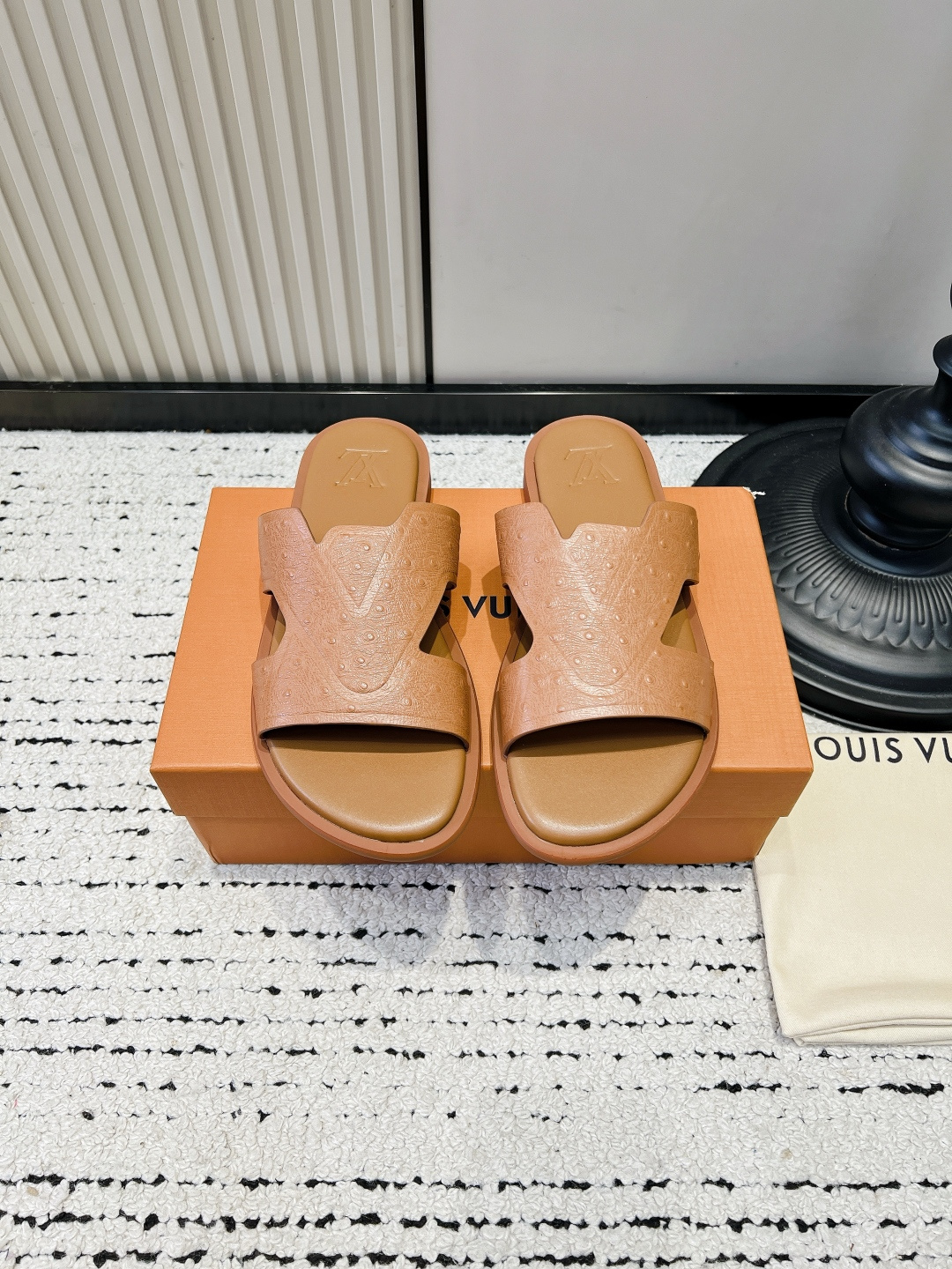 NO:930245,LV embossed V-shaped sandals for women to wear in the summer, flat-soled genuine leather flip-flops, holiday casual slippers. I found the versatile sandals of the year!  It's really white, low-key and not exaggerated, and you don't have to be picky about your outfit at all. The ostrich embossed leather on the upper is full of texture, and the iconic V-shaped embossing is low-key and recognizable, and you can tell the class without a logo. The full leather insole is soft and comfortable, so your feet won't be tired after a long trip to the mall or on a beach vacation. The rubber sole is non-slip and lightweight.  Suitable for commuting with suits, vacations with dresses, and daily wear with jeans. Lazy people can just wear one when going out, and have a high-end feel at their fingertips. Slippers are just needed in the spring and summer wardrobe. They are durable and durable regardless of the season!  ■upper layer of cowhide ■foot calfskin ■outsole rubber outsole ■size39-46, slippers, louis vuitton, slippers, skirts, jeans, business suit, cowhide19860909LV压纹V型凉拖女夏季外穿平底真皮一字拖度假休闲拖鞋 年度百搭凉拖被我挖到了！ 真的巨显白,低调不浮夸,完全不挑穿搭. 鞋面鸵鸟压纹皮质质感拉满,标志性V型压花低调辨识度拉满,不用logo也能看出档次. 全真皮鞋垫踩上去软乎乎,久逛商场、海边度假暴走都不累脚,橡胶鞋底防滑又轻便. 通勤配西装、度假搭连衣裙、日常搭牛仔裤都适配,懒人出门一套直接走,高级感随手拿捏. 春夏衣柜刚需拖鞋,耐看耐穿不挑季节！ ■鞋面头层牛皮 ■垫脚小牛皮 ■大底橡胶大底 ■size39-46,拖鞋,louis vuitton,slippers,skirts,jeans,business suit,cowhide,Women's Shoes