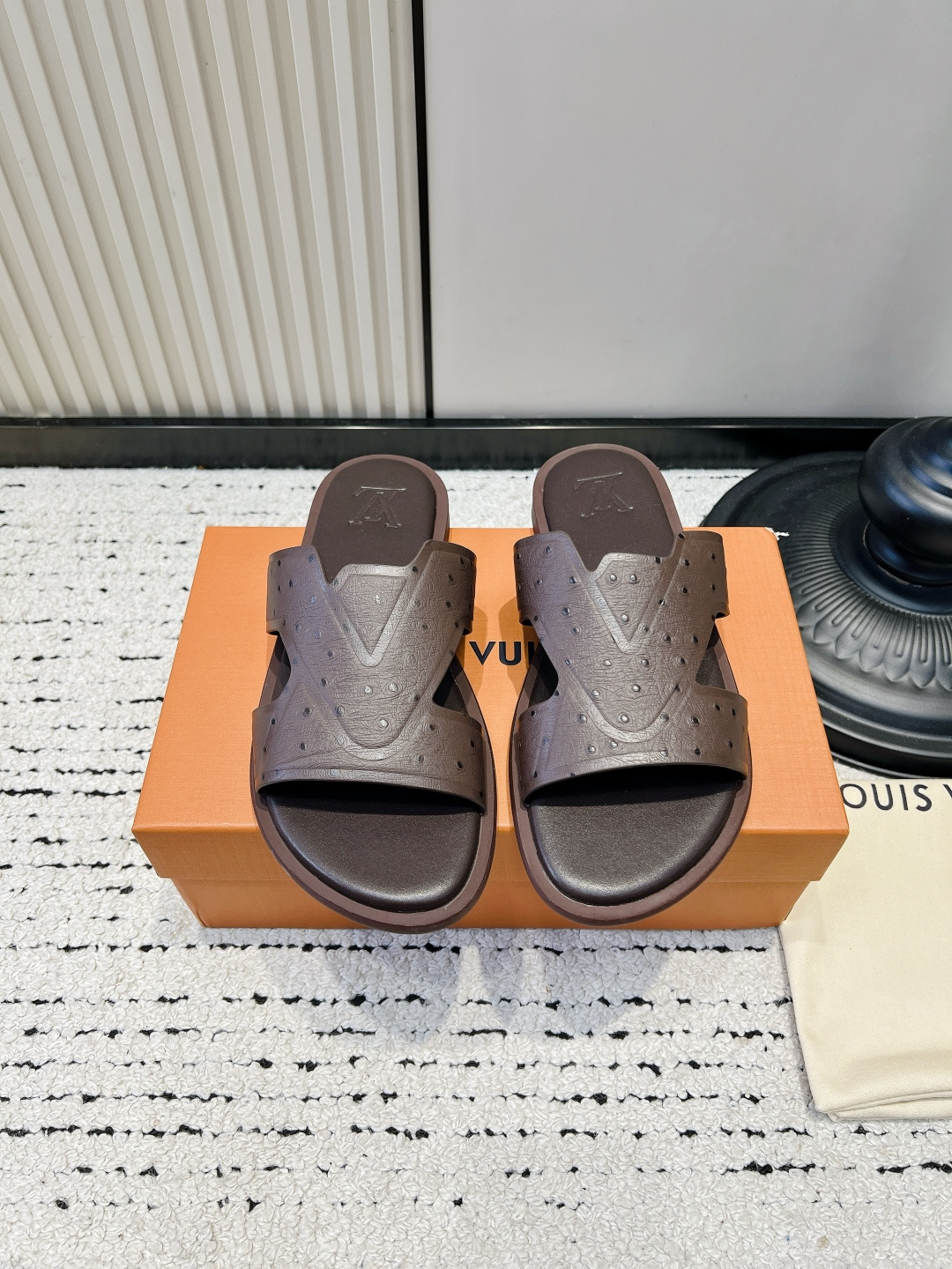 NO:930257,LV embossed V-shaped sandals for women to wear in the summer, flat-soled genuine leather flip-flops, holiday casual slippers. I found the versatile sandals of the year!  It's really white, low-key and not exaggerated, and you don't have to be picky about your outfit at all. The ostrich embossed leather on the upper is full of texture, and the iconic V-shaped embossing is low-key and recognizable, and you can tell the class without a logo. The full leather insole is soft and comfortable, so your feet won't be tired after a long trip to the mall or on a beach vacation. The rubber sole is non-slip and lightweight.  Suitable for commuting with suits, vacations with dresses, and daily wear with jeans. Lazy people can just wear one when going out, and have a high-end feel at their fingertips. Slippers are just needed in the spring and summer wardrobe. They are durable and durable regardless of the season!  ■upper layer of cowhide ■foot calfskin ■outsole rubber outsole ■size39-46, slippers, louis vuitton, slippers, skirts, jeans, business suit, cowhide19860909LV压纹V型凉拖女夏季外穿平底真皮一字拖度假休闲拖鞋 年度百搭凉拖被我挖到了！ 真的巨显白,低调不浮夸,完全不挑穿搭. 鞋面鸵鸟压纹皮质质感拉满,标志性V型压花低调辨识度拉满,不用logo也能看出档次. 全真皮鞋垫踩上去软乎乎,久逛商场、海边度假暴走都不累脚,橡胶鞋底防滑又轻便. 通勤配西装、度假搭连衣裙、日常搭牛仔裤都适配,懒人出门一套直接走,高级感随手拿捏. 春夏衣柜刚需拖鞋,耐看耐穿不挑季节！ ■鞋面头层牛皮 ■垫脚小牛皮 ■大底橡胶大底 ■size39-46,拖鞋,louis vuitton,slippers,skirts,jeans,business suit,cowhide,Women's Shoes