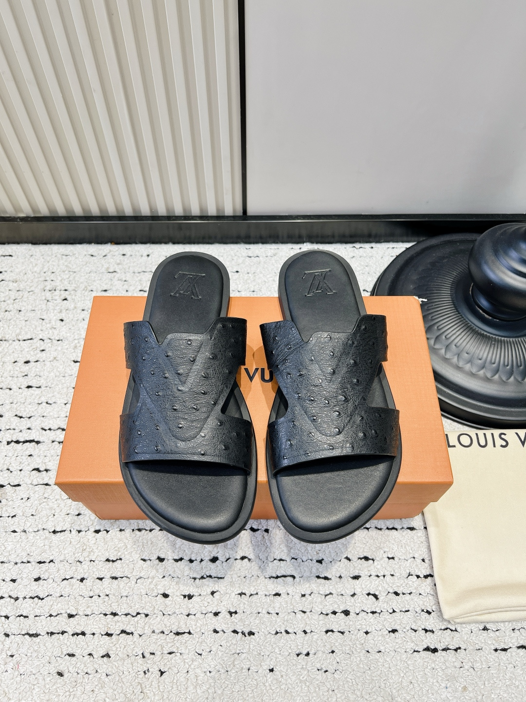 NO:930267,LV embossed V-shaped sandals for women to wear in the summer, flat-soled genuine leather flip-flops, holiday casual slippers. I found the versatile sandals of the year!  It's really white, low-key and not exaggerated, and you don't have to be picky about your outfit at all. The ostrich embossed leather on the upper is full of texture, and the iconic V-shaped embossing is low-key and recognizable, and you can tell the class without a logo. The full leather insole is soft and comfortable, so your feet won't be tired after a long trip to the mall or on a beach vacation. The rubber sole is non-slip and lightweight.  Suitable for commuting with suits, vacations with dresses, and daily wear with jeans. Lazy people can just wear one when going out, and have a high-end feel at their fingertips. Slippers are just needed in the spring and summer wardrobe. They are durable and durable regardless of the season!  ■upper layer of cowhide ■foot calfskin ■outsole rubber outsole ■size39-46, slippers, louis vuitton, slippers, skirts, jeans, business suit, cowhide19860909LV压纹V型凉拖女夏季外穿平底真皮一字拖度假休闲拖鞋 年度百搭凉拖被我挖到了！ 真的巨显白,低调不浮夸,完全不挑穿搭. 鞋面鸵鸟压纹皮质质感拉满,标志性V型压花低调辨识度拉满,不用logo也能看出档次. 全真皮鞋垫踩上去软乎乎,久逛商场、海边度假暴走都不累脚,橡胶鞋底防滑又轻便. 通勤配西装、度假搭连衣裙、日常搭牛仔裤都适配,懒人出门一套直接走,高级感随手拿捏. 春夏衣柜刚需拖鞋,耐看耐穿不挑季节！ ■鞋面头层牛皮 ■垫脚小牛皮 ■大底橡胶大底 ■size39-46,拖鞋,louis vuitton,slippers,skirts,jeans,business suit,cowhide,Women's Shoes