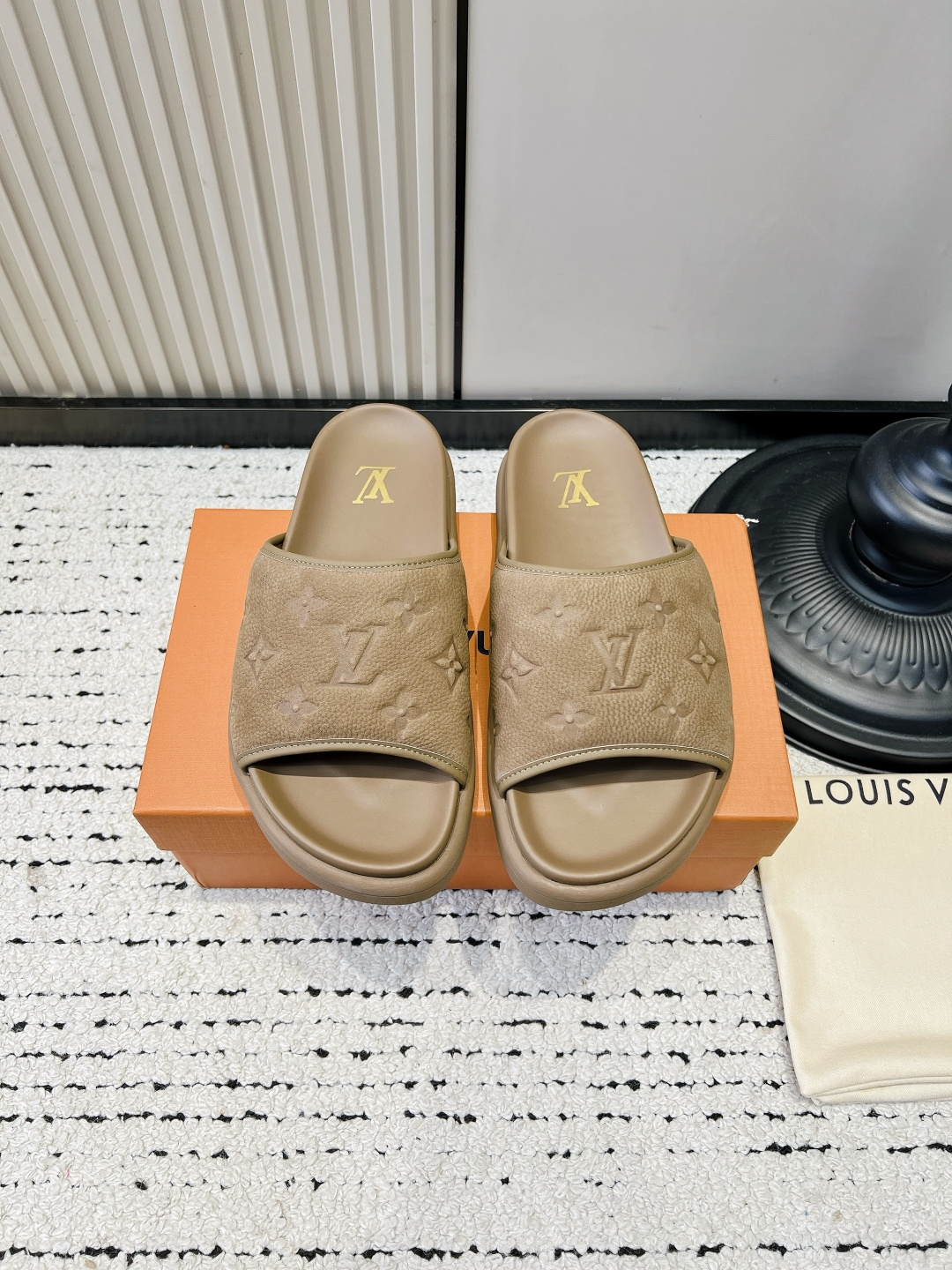 NO:930278,LV fully grained embossed presbyopic thick-soled sandals for women to wear in the summer and heighten flat-soled slippers. It has a low-key presbyopic embossing all over, which can reveal a light and luxurious texture without a big logo. The thickened rubber sole quietly increases the height by 3cm, which is good news for small people. It is stable and not cumbersome when walking. The full lychee cowhide leather upper has a delicate touch and the genuine leather insole is soft, so you will not feel tired after a whole day of shopping or beach vacation.  It goes well with suits, dresses, and jeans. It can be worn casually when going out. It can directly bring out the relaxed and old-money atmosphere. It is a versatile style that can be worn all year round!  ■Upper pebbled calfskin ■Font lambskin ■Sole rubber outsole ■size39-46 (45.46. Customized, non-refundable), slippers, louis vuitton, slippers, skirts, jeans, business suit, cowhide, sheepskin19860909LV全粒压纹老花厚底凉拖女夏季外穿增高平底一字拖 满幅低调老花压纹,不用大logo也能透出轻奢质感,低调显贵. 加厚橡胶底悄悄增高3cm,小个子福音,走路稳不笨重. 全荔枝牛皮鞋面,触感细腻,真皮鞋垫软乎乎,逛街、海边度假暴走一整天都不累. 搭配西装、连衣裙、牛仔裤都适配,出门随便一套,松弛老钱氛围直接拉满,一年四季都能穿的百搭款！ ■鞋面荔枝纹小牛皮 ■垫脚小羊皮 ■鞋底橡胶大底 ■size39-46（45.46.定做不退换）,拖鞋,louis vuitton,slippers,skirts,jeans,business suit,cowhide,sheepskin,Women's Shoes