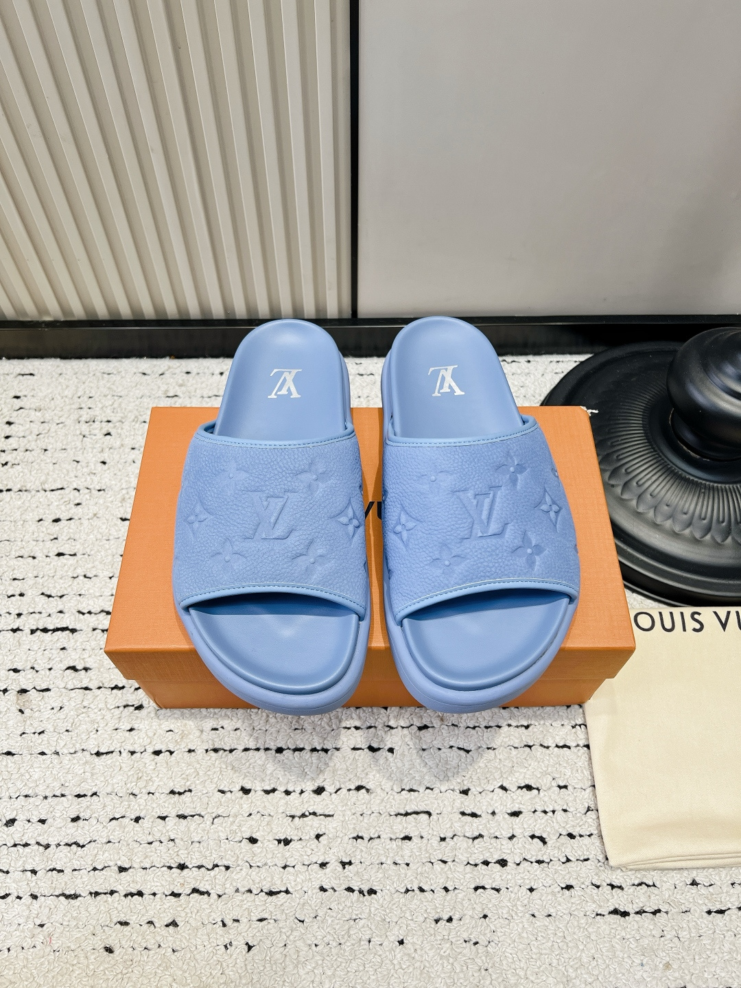 NO:930184,LV fully grained embossed presbyopic thick-soled sandals for women to wear in the summer and heighten flat-soled slippers. It has a low-key presbyopic embossing all over, which can reveal a light and luxurious texture without a big logo. The thickened rubber sole quietly increases the height by 3cm, which is good news for small people. It is stable and not cumbersome when walking. The full lychee cowhide leather upper has a delicate touch and the genuine leather insole is soft, so you will not feel tired after a whole day of shopping or beach vacation.  It goes well with suits, dresses, and jeans. It can be worn casually when going out. It can directly bring out the relaxed and old-money atmosphere. It is a versatile style that can be worn all year round!  ■Upper pebbled calfskin ■Font lambskin ■Sole rubber outsole ■size39-46 (45.46. Customized, non-refundable), slippers, louis vuitton, slippers, skirts, jeans, business suit, cowhide, sheepskin19860909LV全粒压纹老花厚底凉拖女夏季外穿增高平底一字拖 满幅低调老花压纹,不用大logo也能透出轻奢质感,低调显贵. 加厚橡胶底悄悄增高3cm,小个子福音,走路稳不笨重. 全荔枝牛皮鞋面,触感细腻,真皮鞋垫软乎乎,逛街、海边度假暴走一整天都不累. 搭配西装、连衣裙、牛仔裤都适配,出门随便一套,松弛老钱氛围直接拉满,一年四季都能穿的百搭款！ ■鞋面荔枝纹小牛皮 ■垫脚小羊皮 ■鞋底橡胶大底 ■size39-46（45.46.定做不退换）,拖鞋,louis vuitton,slippers,skirts,jeans,business suit,cowhide,sheepskin,Women's Shoes