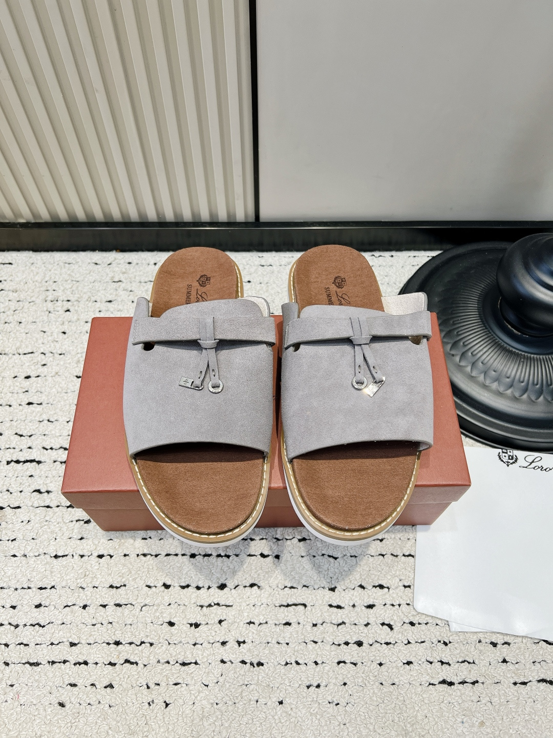 NO:930195,Loro Piana classic tassel buckle sandals, comfortable non-slip leather slippers 26ss. People who understand texture will definitely buy this pair of Loro Piana sandals!  The suede is gentle and high-end, with no exaggerated logos. It relies on fine leather to win. The tassel metal buckle is the finishing touch, simple and attractive. The entire sheep suede upper feels soft, waxy and silky, and the vegetable-tanned cowhide insole feels like stepping on clouds, and it does not scratch your feet after walking for a long time.  The loose fit accommodates various foot types, and can be worn by both boys and girls. It brings a lazy and elegant look when paired with linen pants, suits, and dresses. It can be used for vacations, commuting, and daily walks. It is low-key and unobtrusive, and the atmosphere is directly filled. ■Size 39-46 (38.45.46. Customized, non-refundable), slippers, loro piana, slippers, skirts, business suit, cowhide, chamois leather19860909Loro Piana经典流苏扣凉拖 舒适防滑真皮拖鞋26ss 懂质感的人一定会入这双Loro Piana凉拖！ 麂皮温柔又高级,没有浮夸logo,靠细腻皮料取胜,流苏金属扣是点睛小设计,简约耐看. 整张羊反绒鞋面摸起来软糯丝滑,植鞣牛皮鞋垫踩上去像踩云朵,长时间走路完全不磨脚. 版型宽松包容各种脚型,男生女生都能穿.搭配亚麻裤、西装、连衣裙都自带慵懒贵气,度假、通勤、日常遛弯全能hold住,低调不张扬,氛围感直接拉满. ■码数39-46（38.45.46.定做不退换）,拖鞋,loro piana,slippers,skirts,business suit,cowhide,chamois leather,Women's Shoes